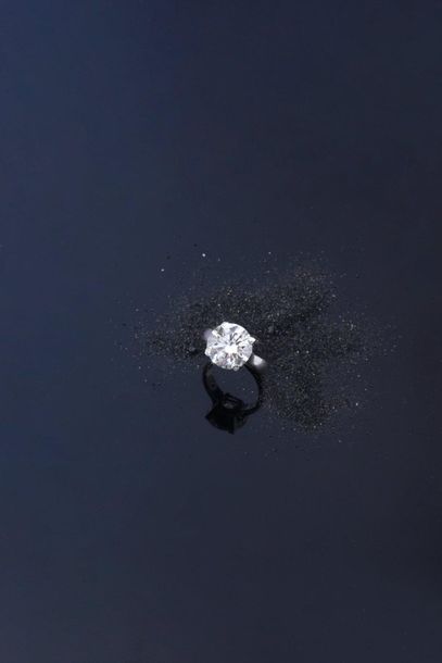 Null Bague en platine 850e ornée au centre d'un diamant rond de taille brillant.&hellip;