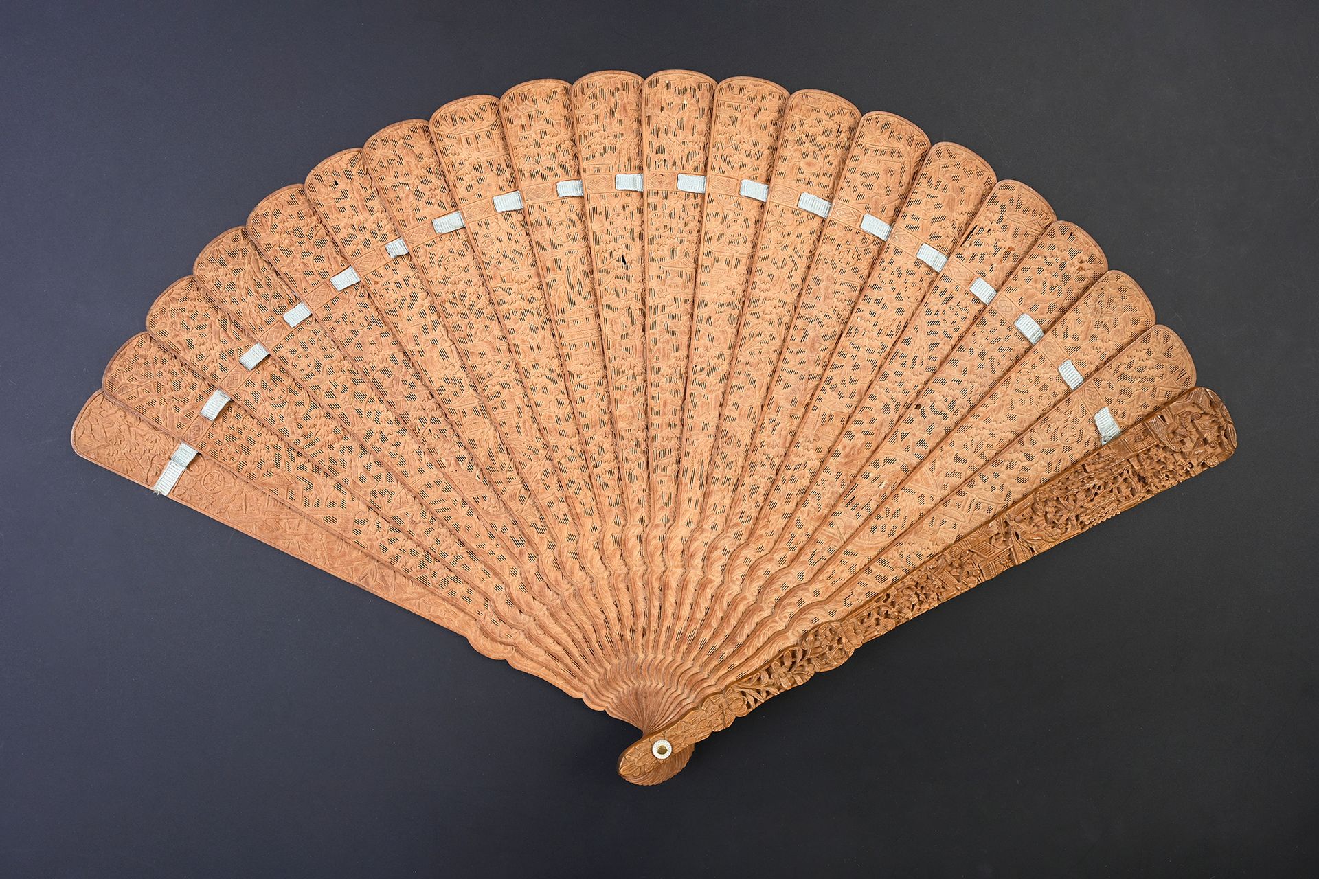 Null Legno di sandalo intagliato, Cina, XIX secolo
Ventaglio in legno di sandalo&hellip;