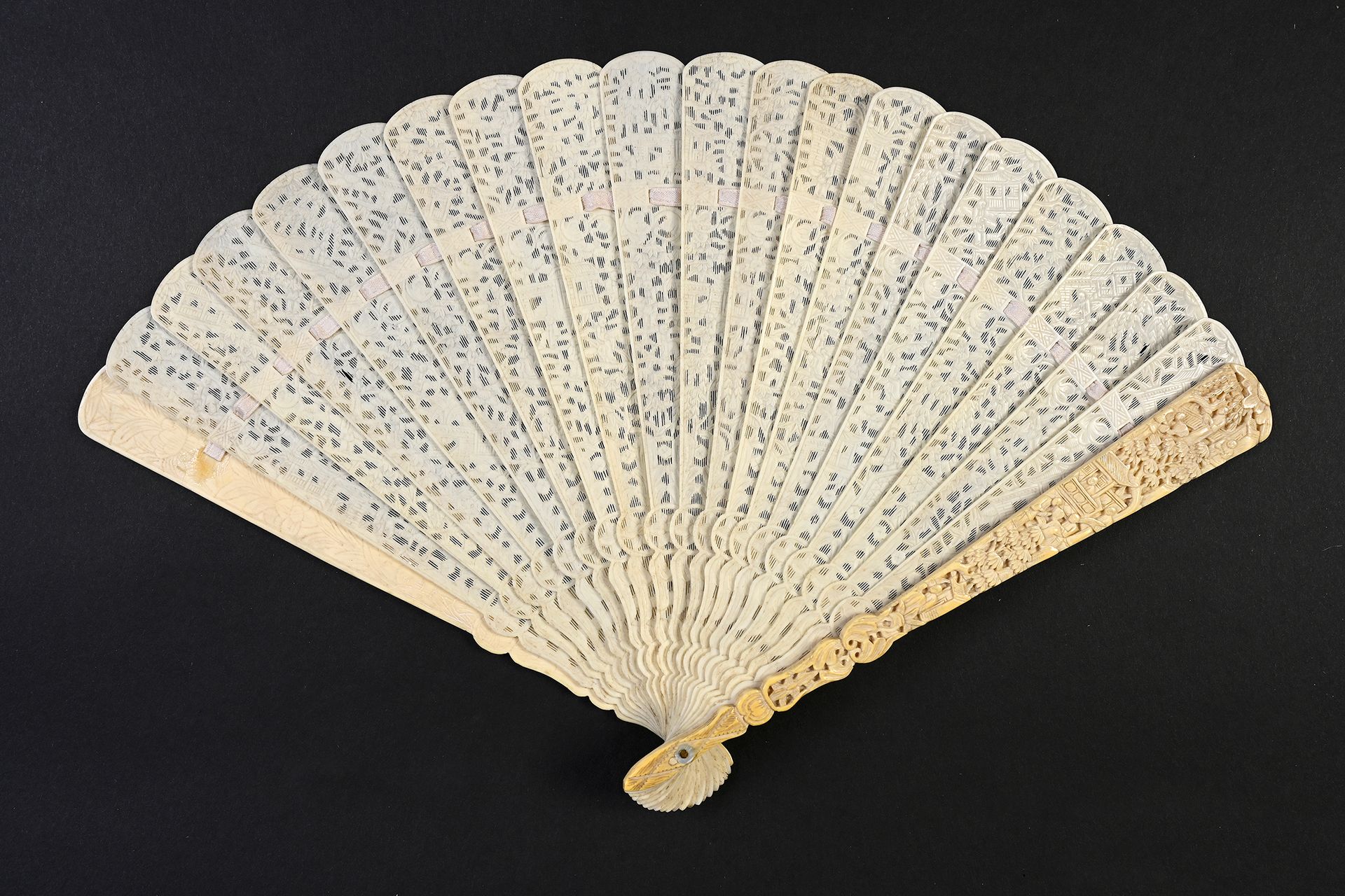 Null Bamboo, China, 19th century
Broken type fan made of pierced bone and engrav&hellip;