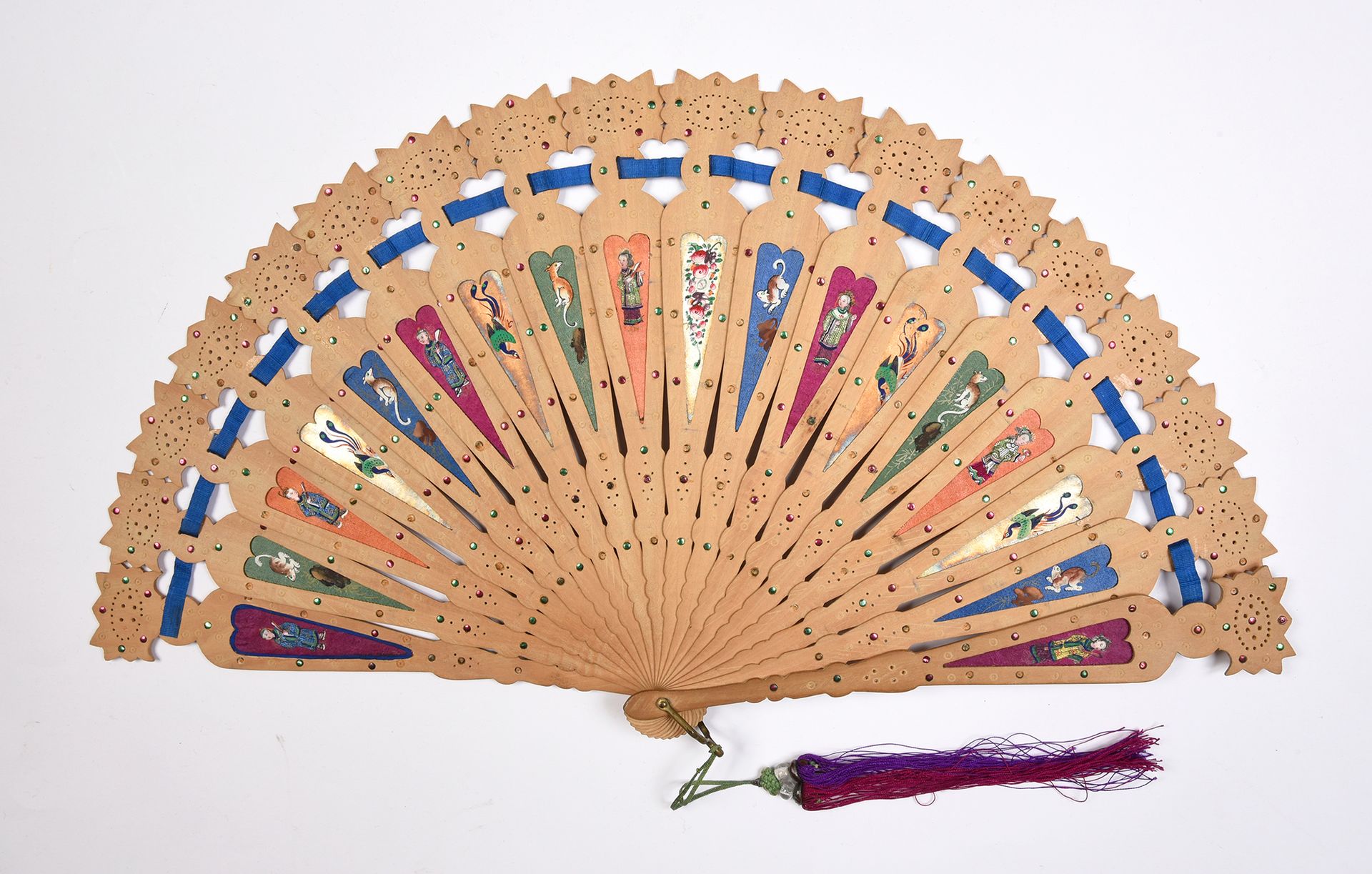 Null 檀香木，中国，19世纪
一把断裂的檀香木扇，两面都有微型的装饰。每条线都被挖空，以容纳一张彩色的丝绸或纸，上面画着一个穿着丝绸衣服的浮雕人物，有一个象&hellip;
