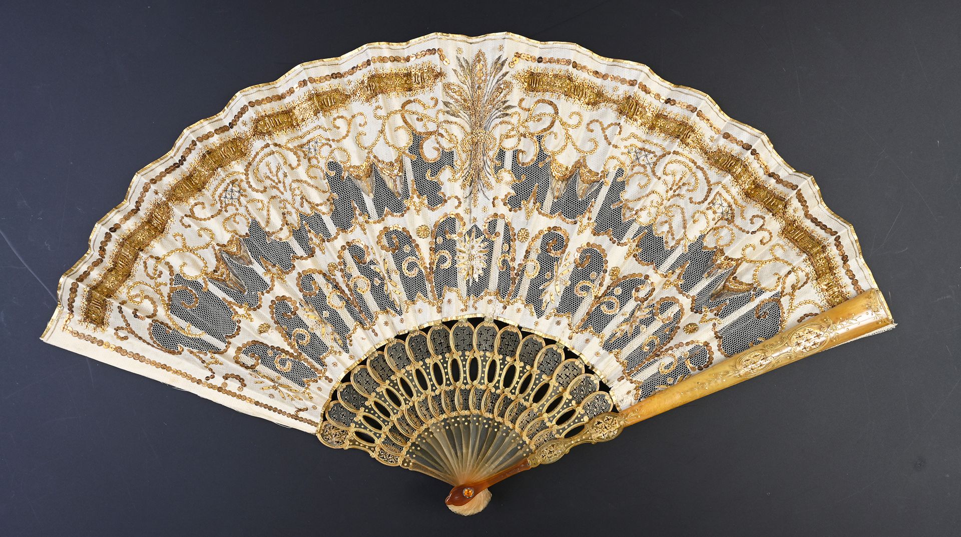 Null Wheat sheaf, circa 1900
Folded fan, the silk and tulle leaf embroidered wit&hellip;