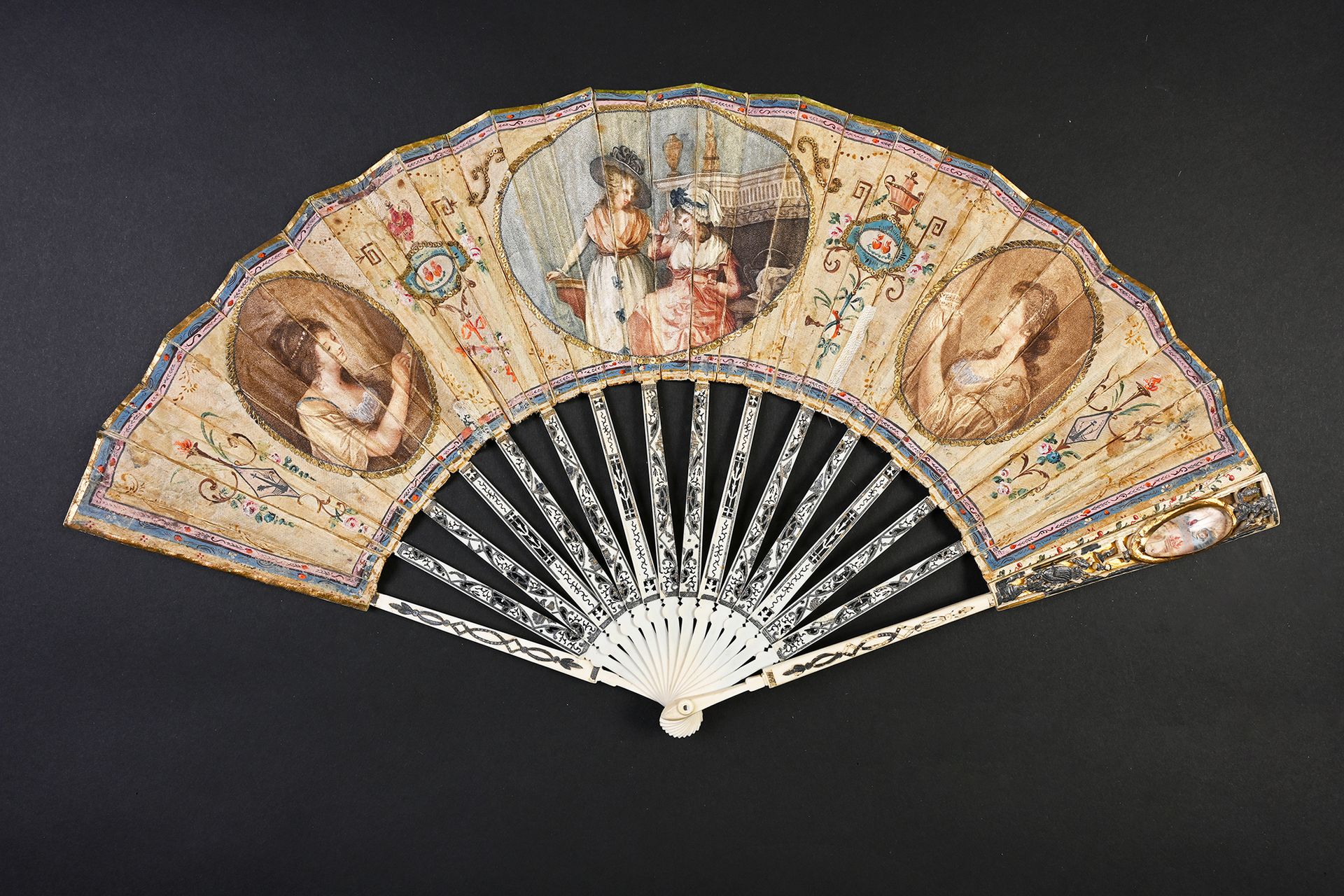 Null 微型动画片，约1780年
折扇，丝质板材上装饰着三幅Angelika Kauffmann风格的丝质版画。一幅是文学领域的女性肖像，另一幅是音乐领域的女&hellip;