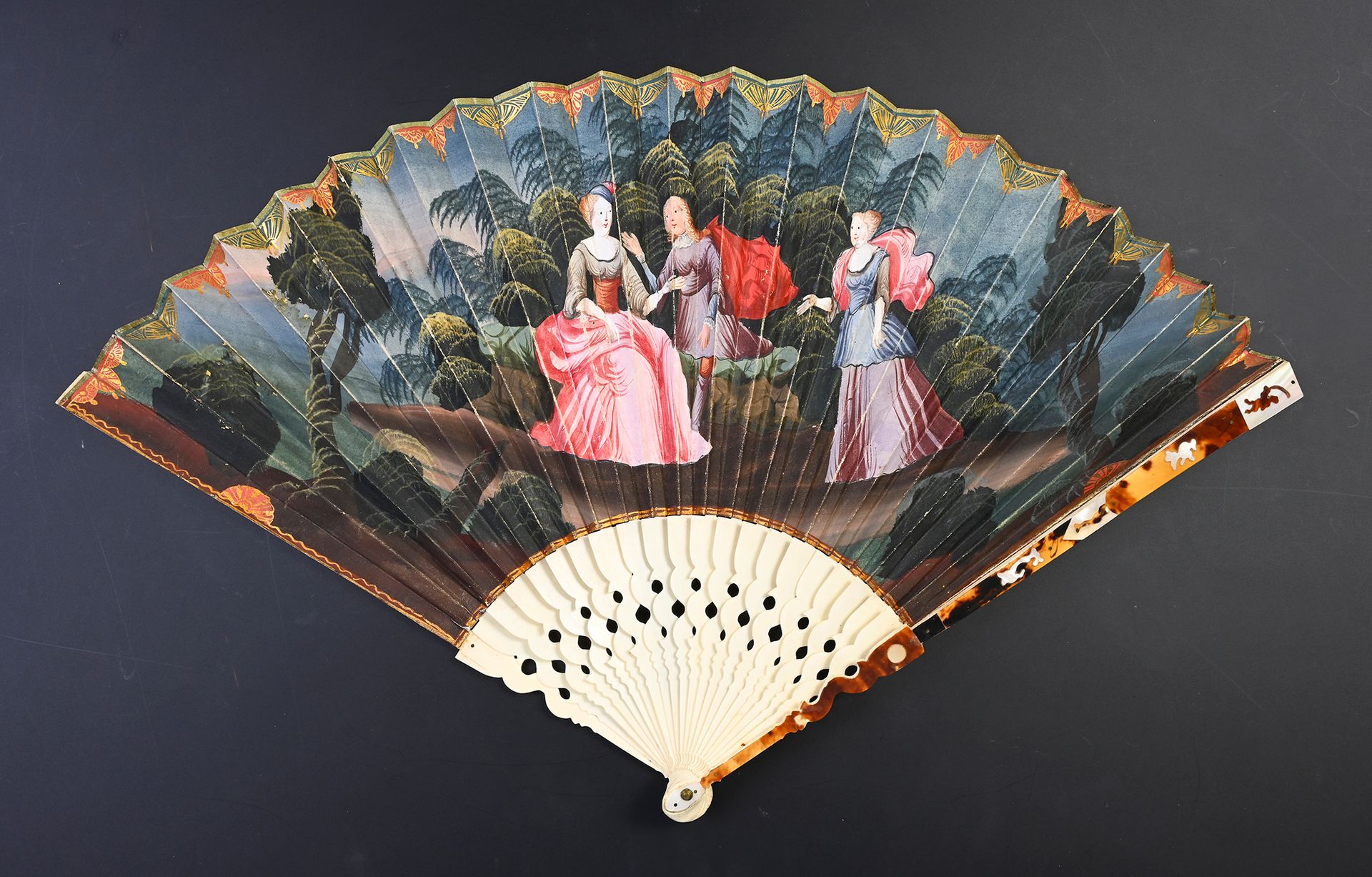 Null 英勇的贡品》，约1730年
折扇，双水粉画纸片，一个年轻男子在向一个年轻女子打招呼。
背面：一个年轻女子独自在小树林前。
骨架。羽毛上装饰有对比强烈的&hellip;