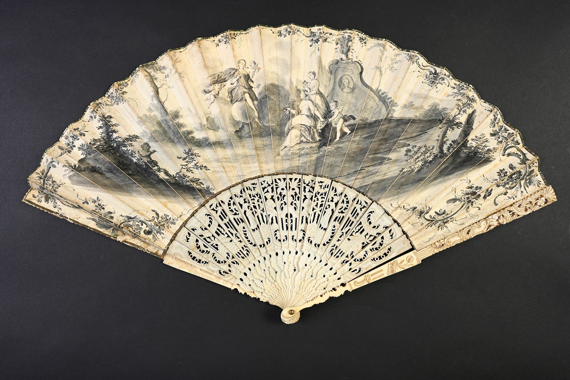 Null 婚礼，约1750年
折叠的扇子，叶子在皮肤上，以英国风格装裱，用灰泥画法画了一个年轻的女人，上面有花，在一个被云带着的年轻男人的注视下。
反面：人物和&hellip;