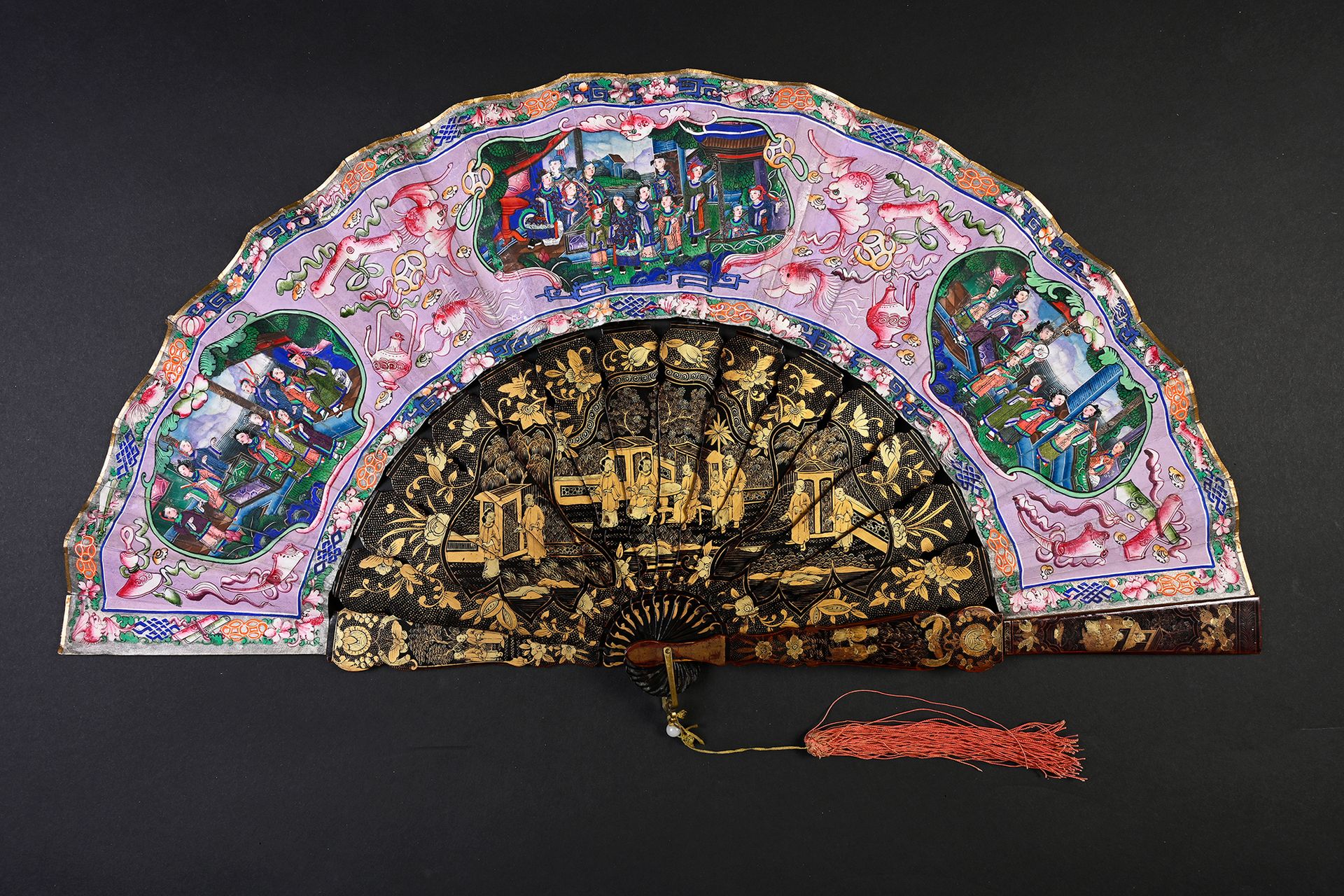 Null 幸福，中国，19世纪
折叠的扇子，双张纸在粉红色的背景上画有幸福的象征，包括蝙蝠和蝴蝶结。
三个标签点缀在叶子上，每个标签都由9或12个穿着丝质衣服的&hellip;