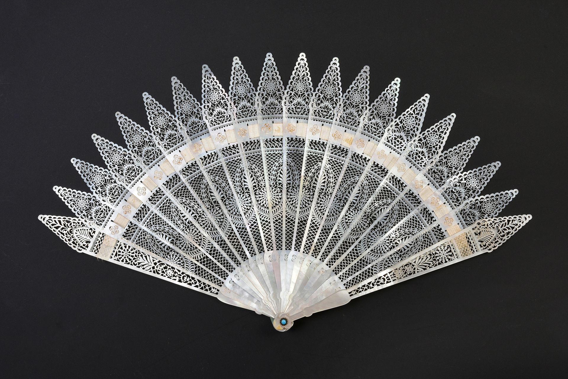 Null Mother of pearl lace, circa 1820
Very beautiful broken type fan in white mo&hellip;