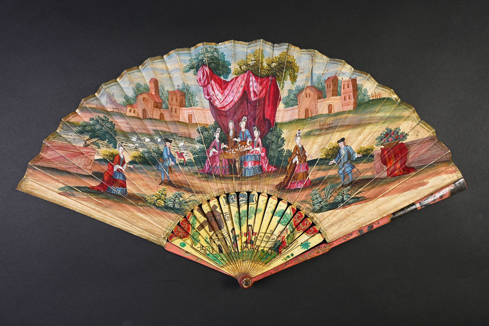 Null 纸牌游戏，约1680年
罕见的折扇，水粉纸的双张。在一个临时搭建的天幕下，悬挂在树木之间，一张桌子上放着牌友。漫步者看着他们或聊天。背景中描绘的是一座&hellip;