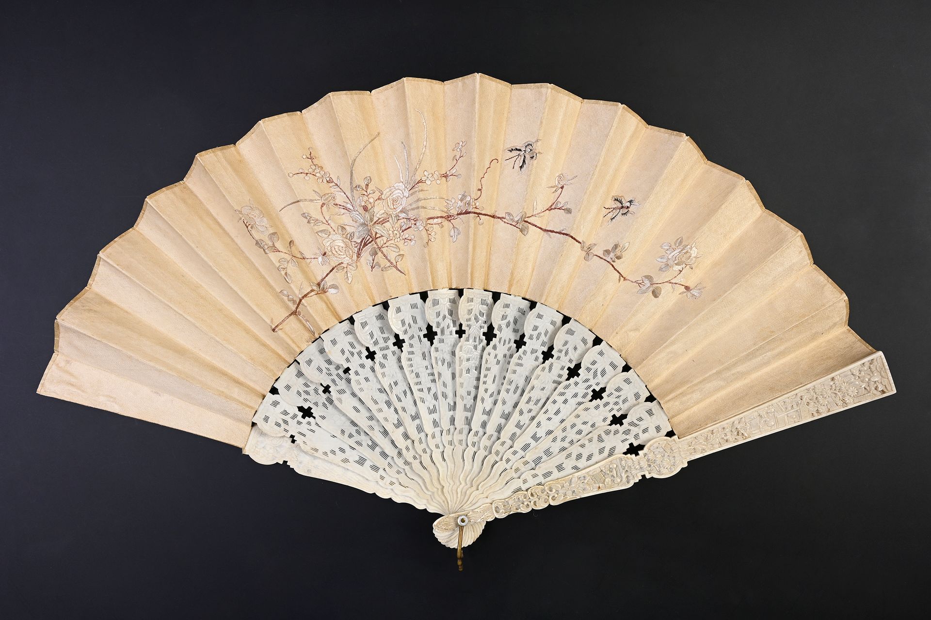 Null Birds and butterflies, China, 19th century
Folded fan, the double sheet of &hellip;