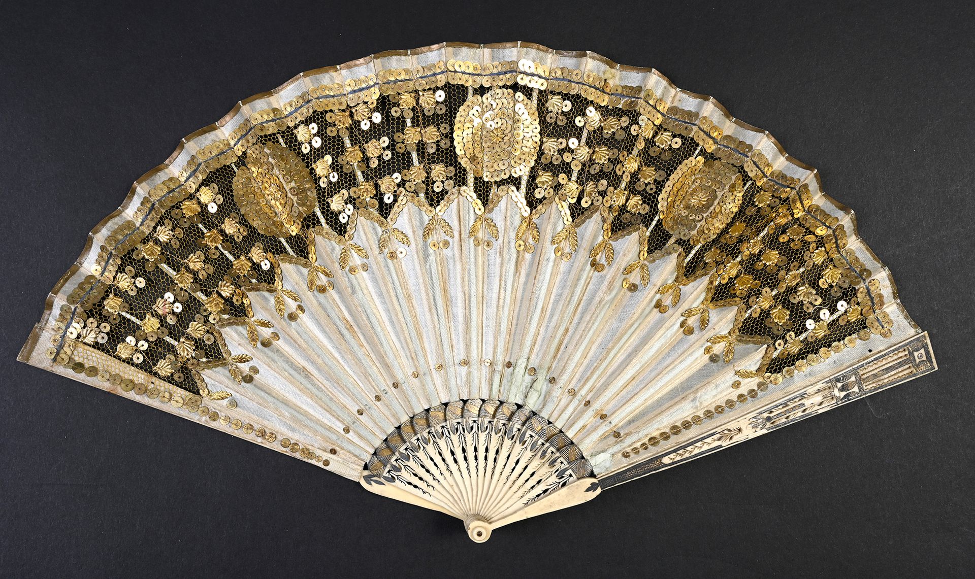 Null Golden suns, circa 1800-1820
Folded fan, the sheet in cream silk, opened in&hellip;