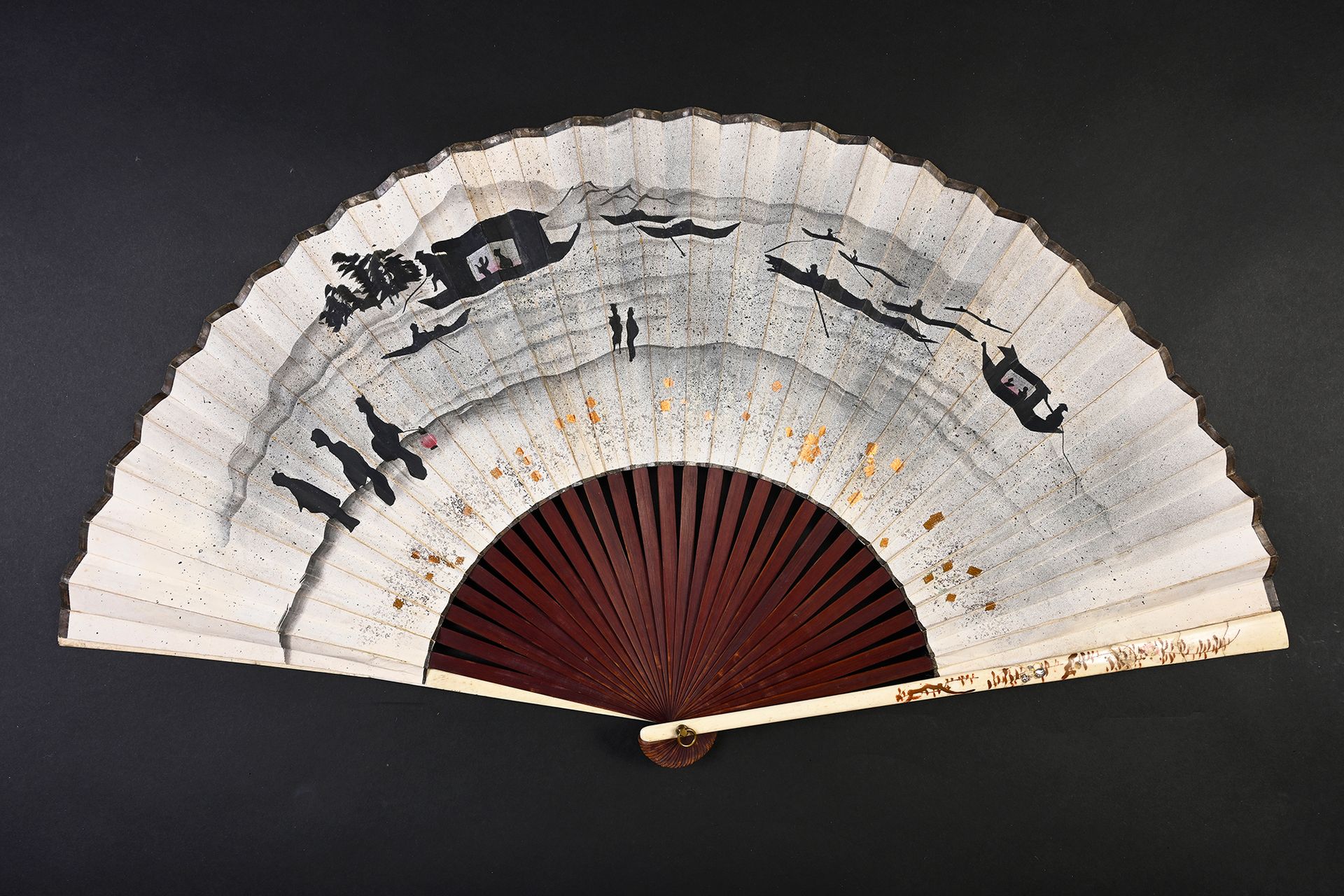 Null 日本的影子，日本，约1890年
大折扇，双张纸上画着由剪影人物组成的河边风景，有阴影效果。反面绘有鸢尾花。
框架是由红棕色的竹子制成。骨质的羽翼，装饰&hellip;