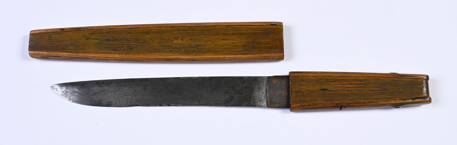Null 匕首 - 彩绘扇，日本，19世纪
罕见的扇形匕首，称为 "坦托"。由钢制刀身和竹制雕花刀鞘组成，黑色漆面，模仿折扇，闭合。
长30.5厘米（黑漆磨损）&hellip;