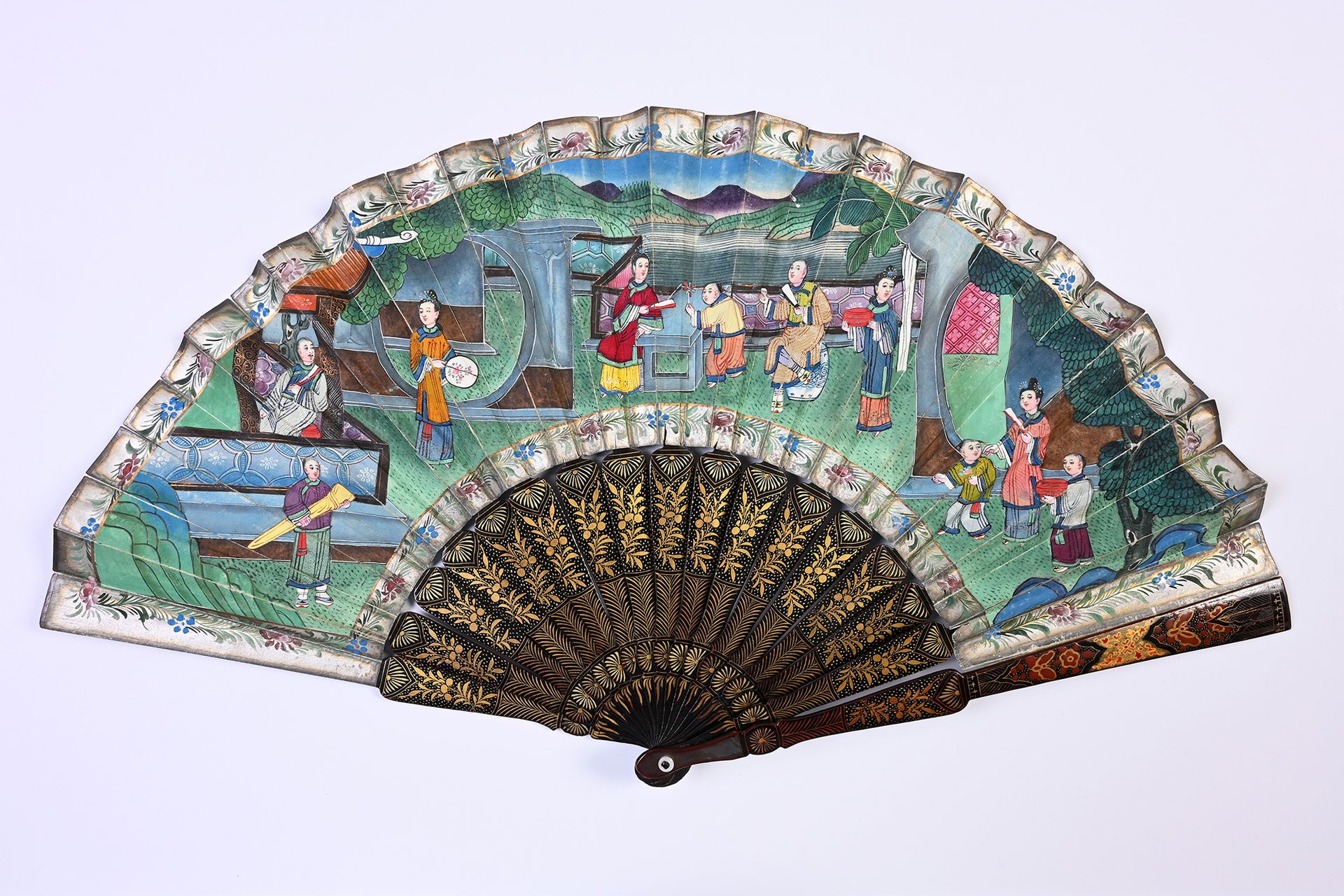 Null 风车，中国，19世纪
折叠的扇子，双张水粉画纸上的花园里的人物。他们中的一些人拿着扇子、红漆盒子。一个人正拿着一个风车。衣服是用丝绸做的，头是用象牙浮&hellip;