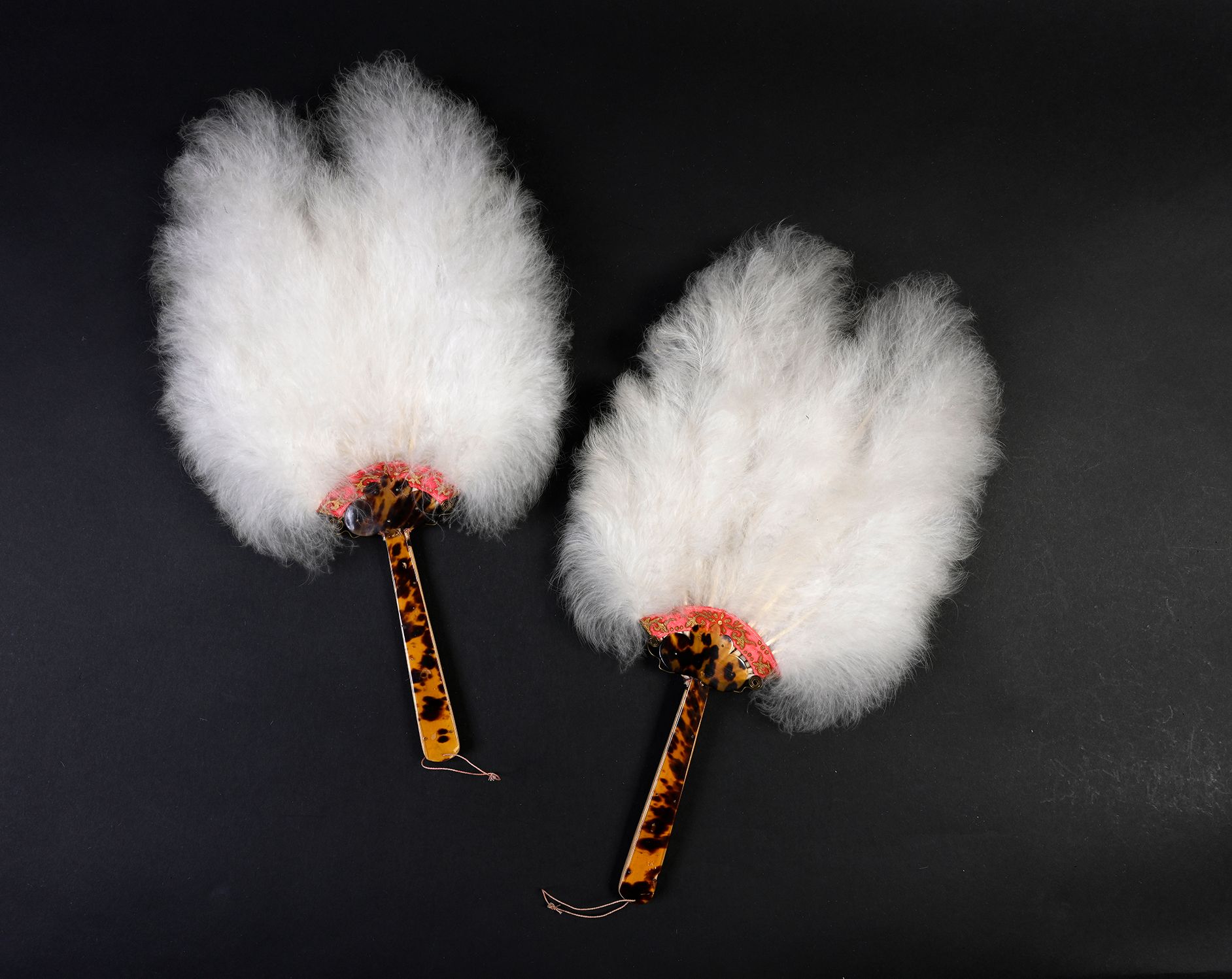 Null Marabou, China, 19th century 
Pair of hand screens made of marabou feathers&hellip;