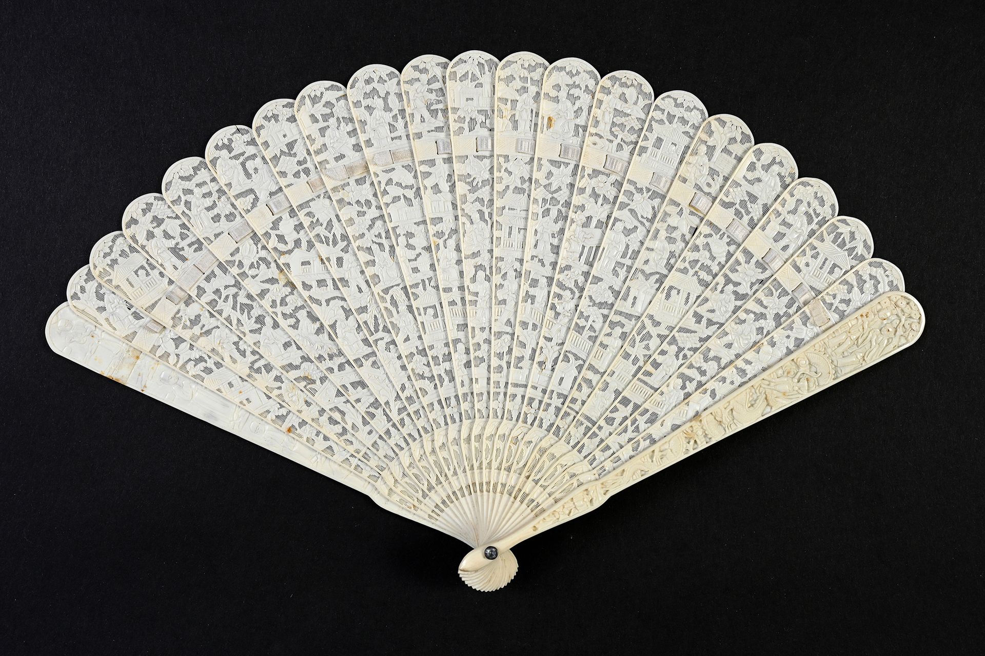 Null The great barrier, China, 19th century
Broken type fan in pierced ivory, ca&hellip;