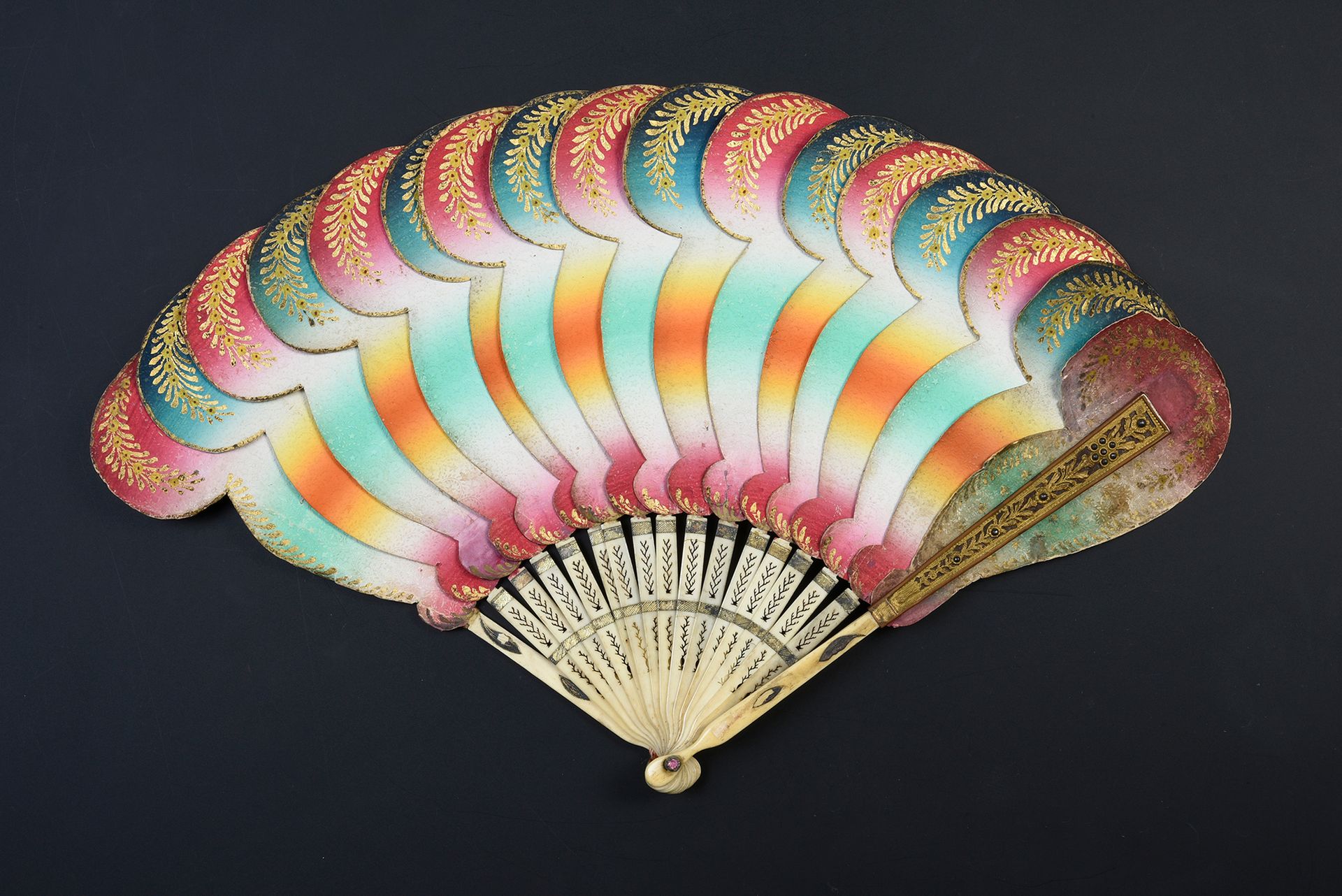 Null 彩色的Boteh，约1820-1830年
罕见的扇子由压花纸板掌状物制成，切割成佩斯利图案特有的 "波特 "形状，染成绿色、黄色、白色和粉红色的色调。&hellip;