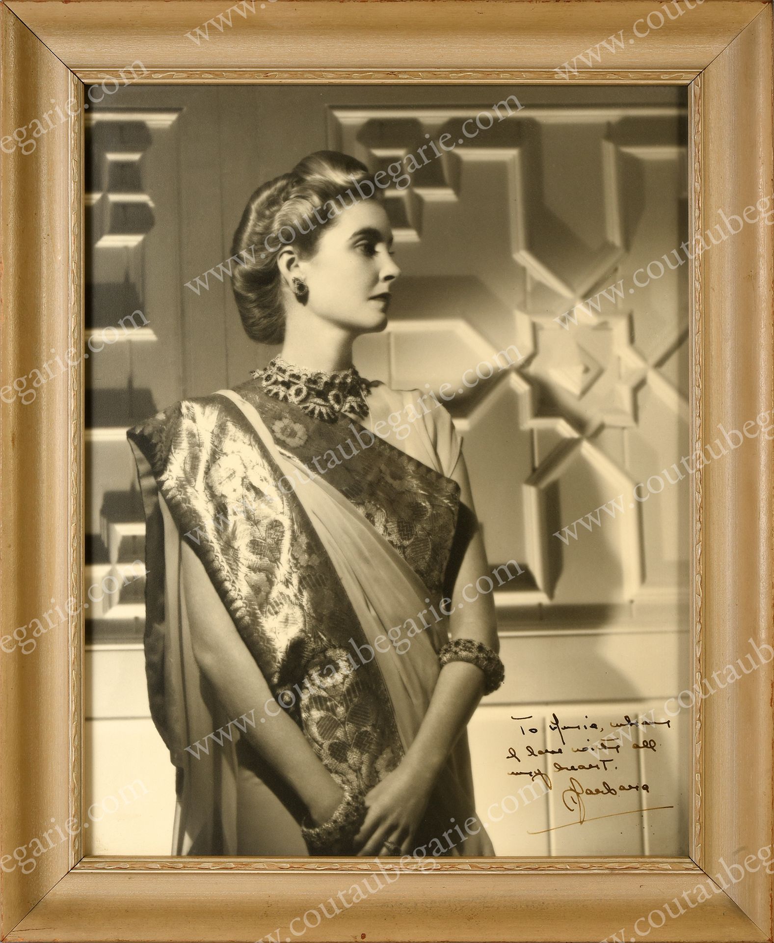 HUTTON Barbara (1912-1979). 她穿着葡萄牙玛丽-阿梅利女王的埃及服饰的摄影肖像。纸上银印，文件底部有她的亲笔签名："致（......）&hellip;