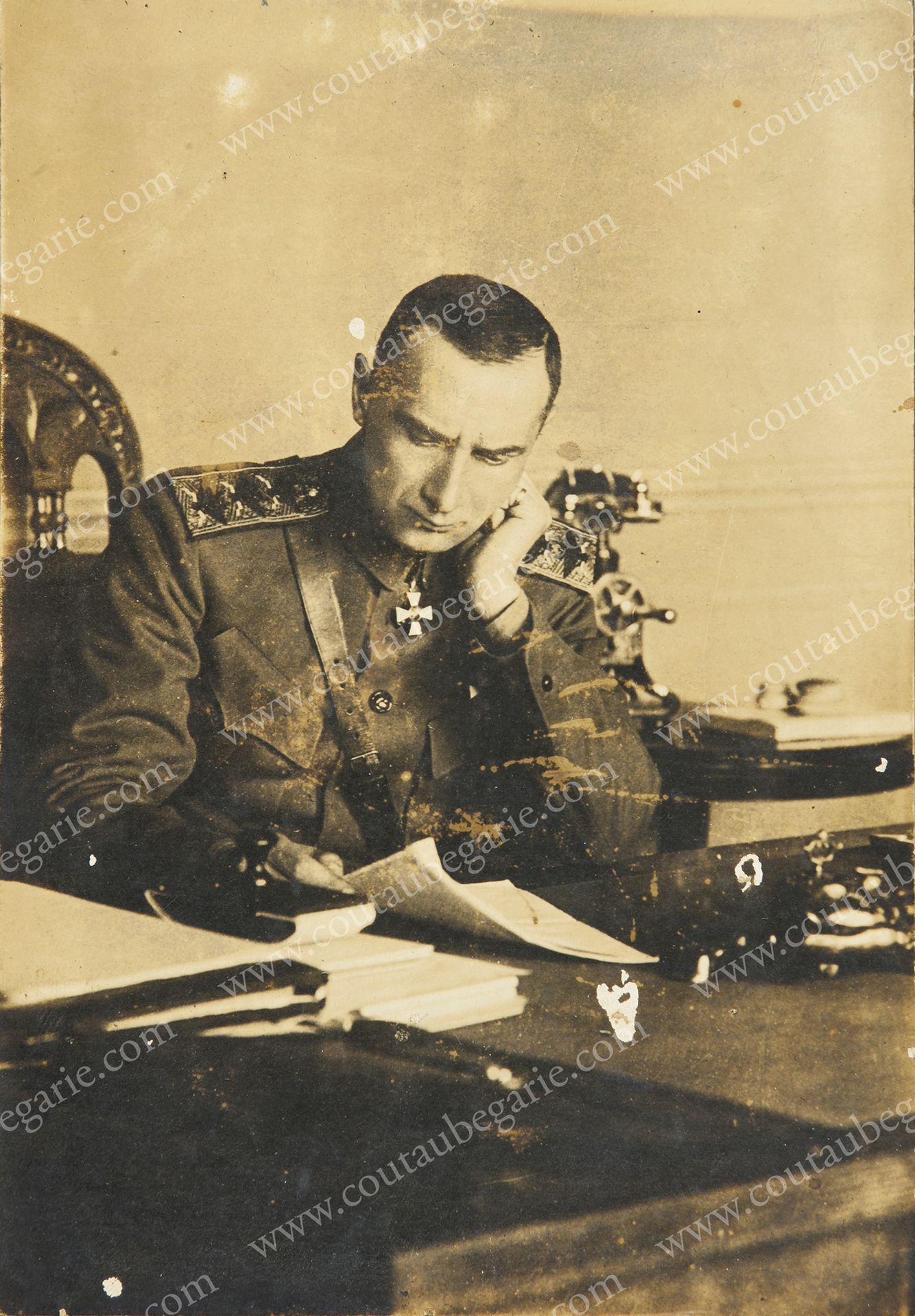 Null KOLTCHAK Alexander Vassilyevich (1874-1920).1919年，他穿着黑海舰队总司令的制服在办公桌前摆姿势的摄影肖&hellip;