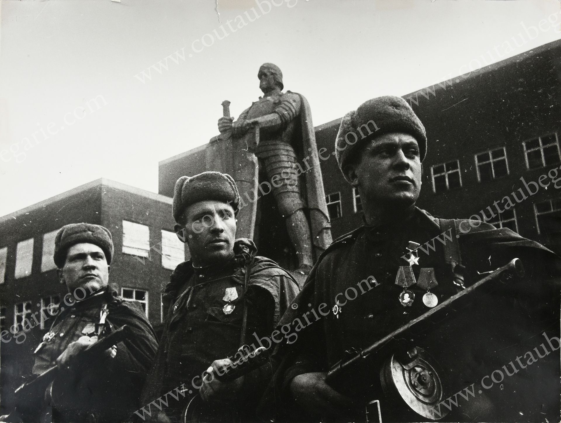 REDKIN Mark Stepanovitch (1908-1987). Soldats russes dans les rues de Berlin, ma&hellip;