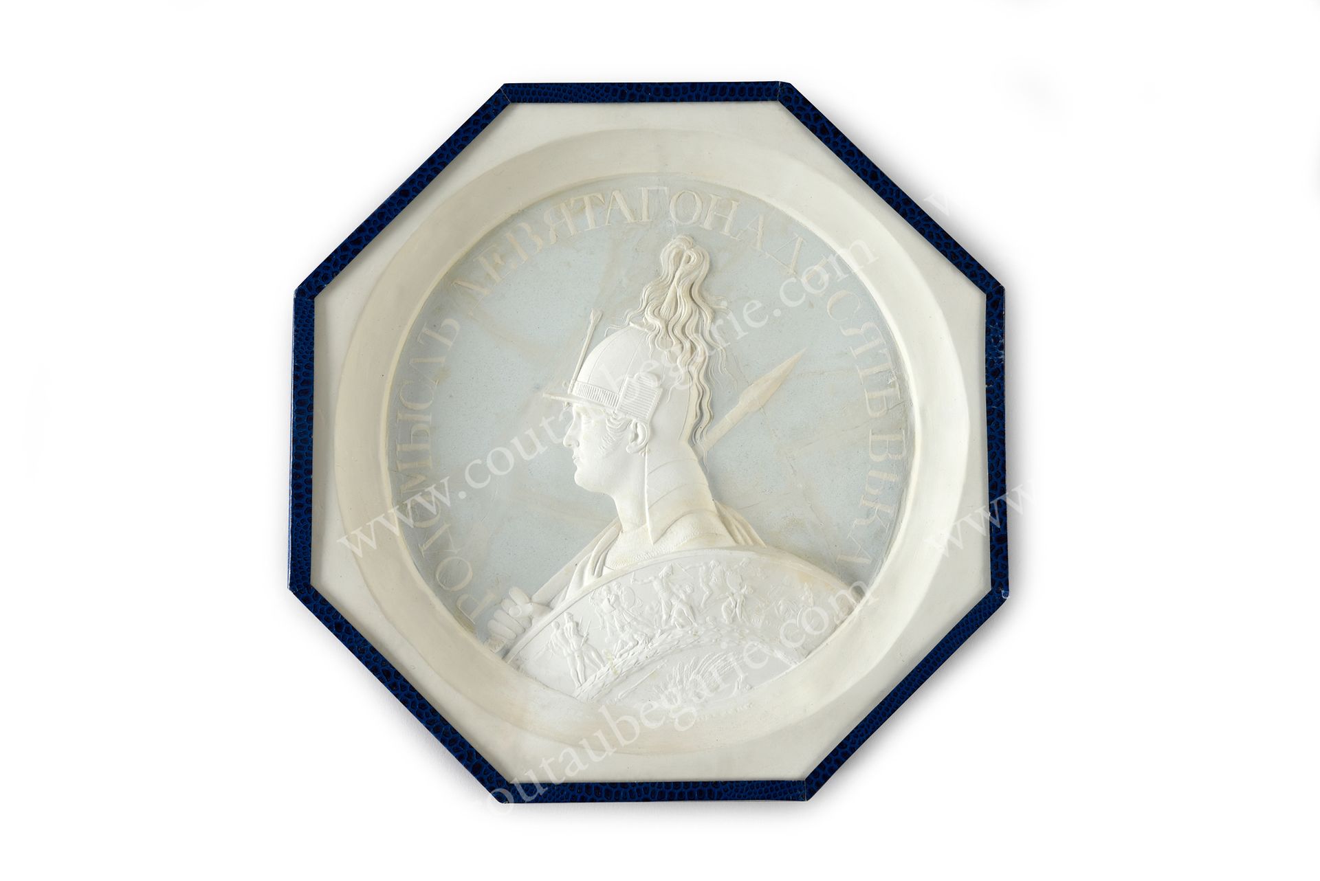 Null 托尔斯泰费奥多尔-彼得罗维奇，伯爵（1783-1873）。
新古典主义风格的蓝底八角形石膏纪念章，表现了沙皇亚历山大一世的轮廓，戴着头盔，手持长矛和盾&hellip;