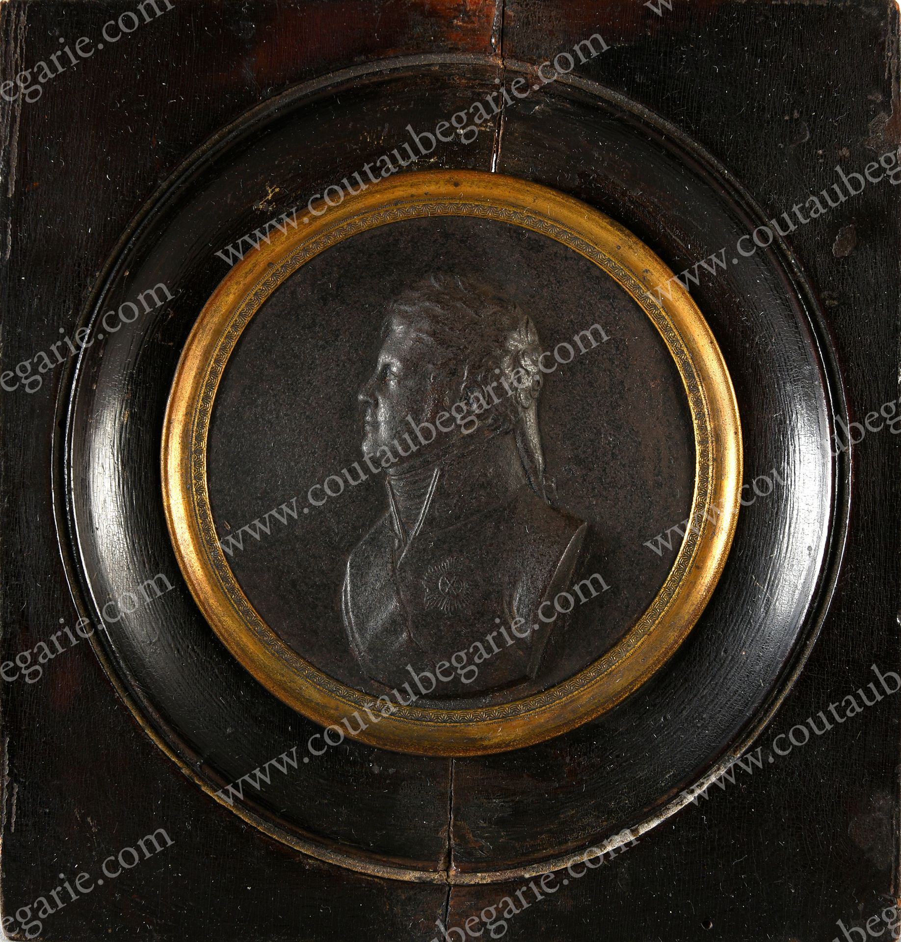 Null 亚历山大一世，俄罗斯皇帝（1777-1825）。
圆形铸铁奖章，带有黑色的铜锈，表现了君主的轮廓，他的头转向左边，被一个带凹槽的鎏金铜楣环绕，保存在原&hellip;