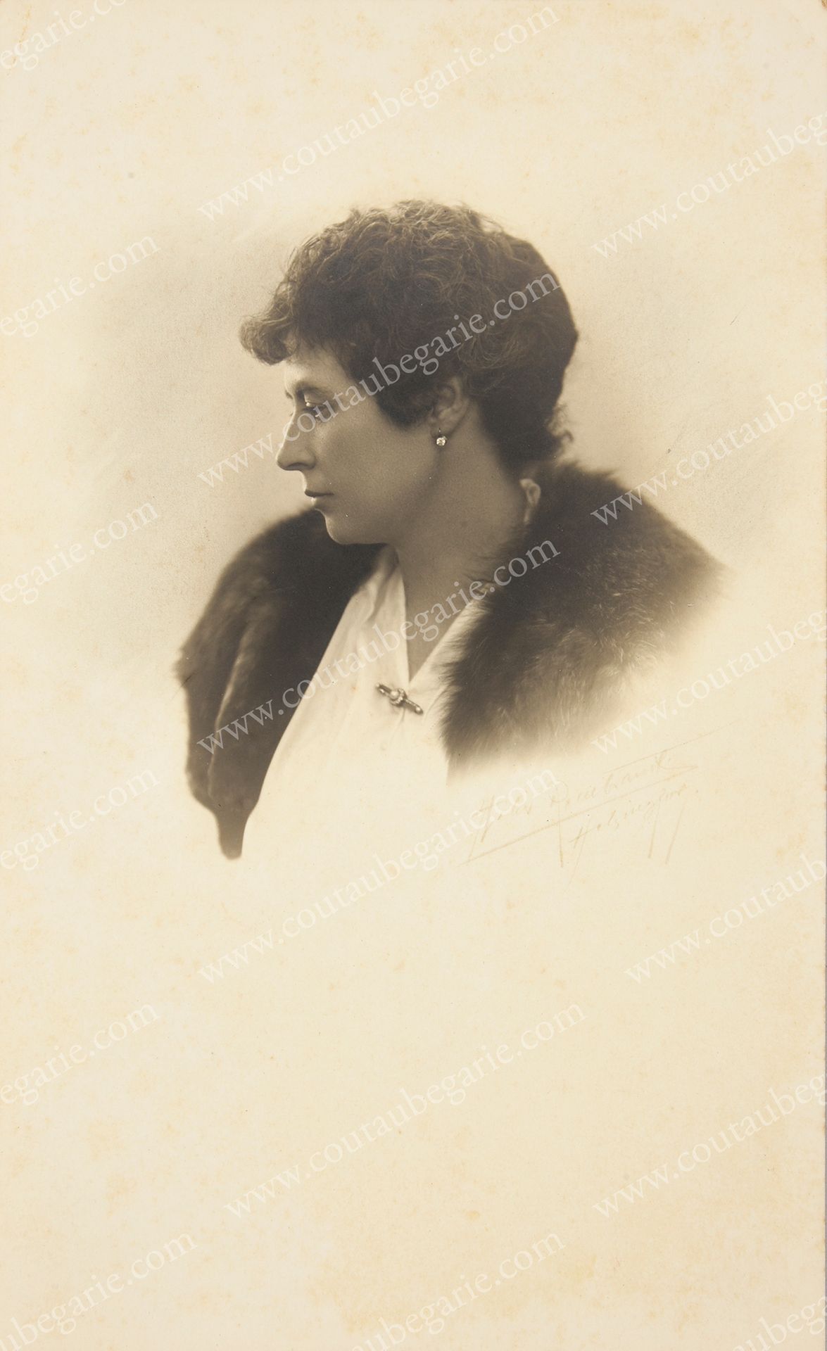 Null KOLTCHAK Sophia Feodorovna (1876-1956). Photographic portrait of her posing&hellip;