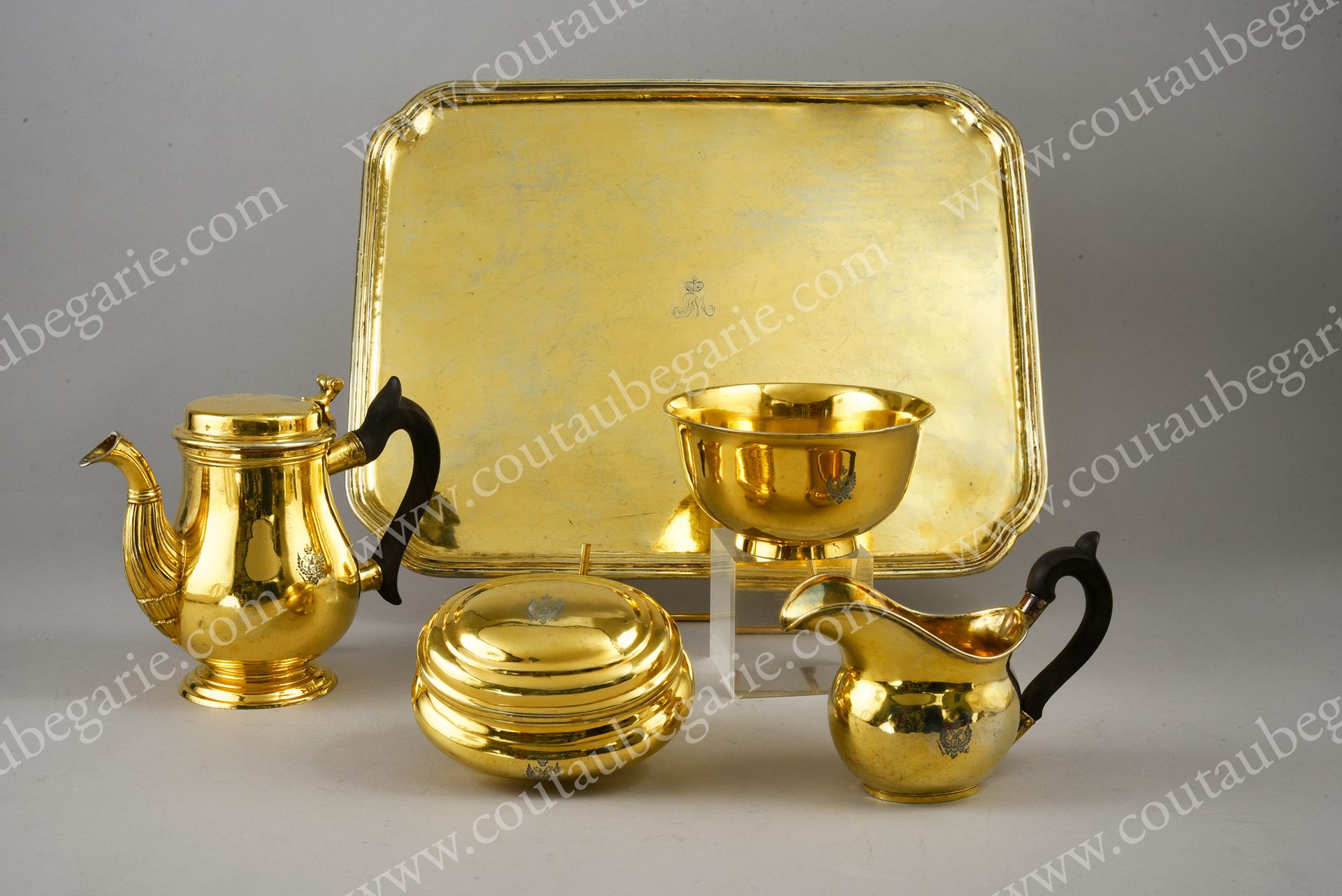 Null 
由KOLB提供，圣彼得堡，1784-1788年和1793年后。
一套维米尔器皿，包括一个巴斯特茶壶，带 "帽子 "盖，凹槽水嘴和发黑的木质镂空把手（&hellip;