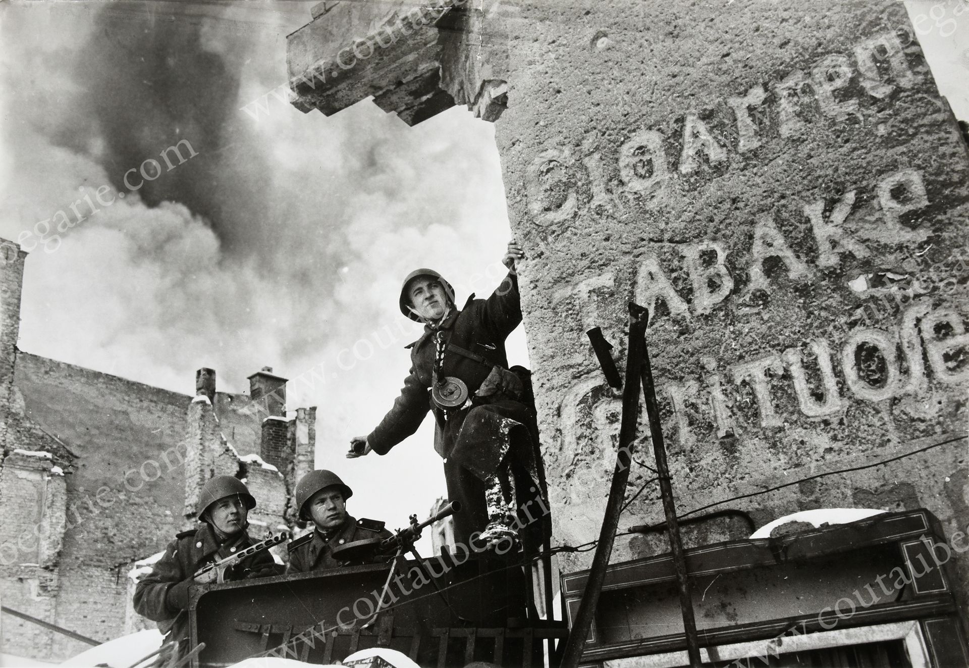 REDKIN Mark Stepanovitch (1908-1987). Soldats russes dans les rues de Berlin, ma&hellip;