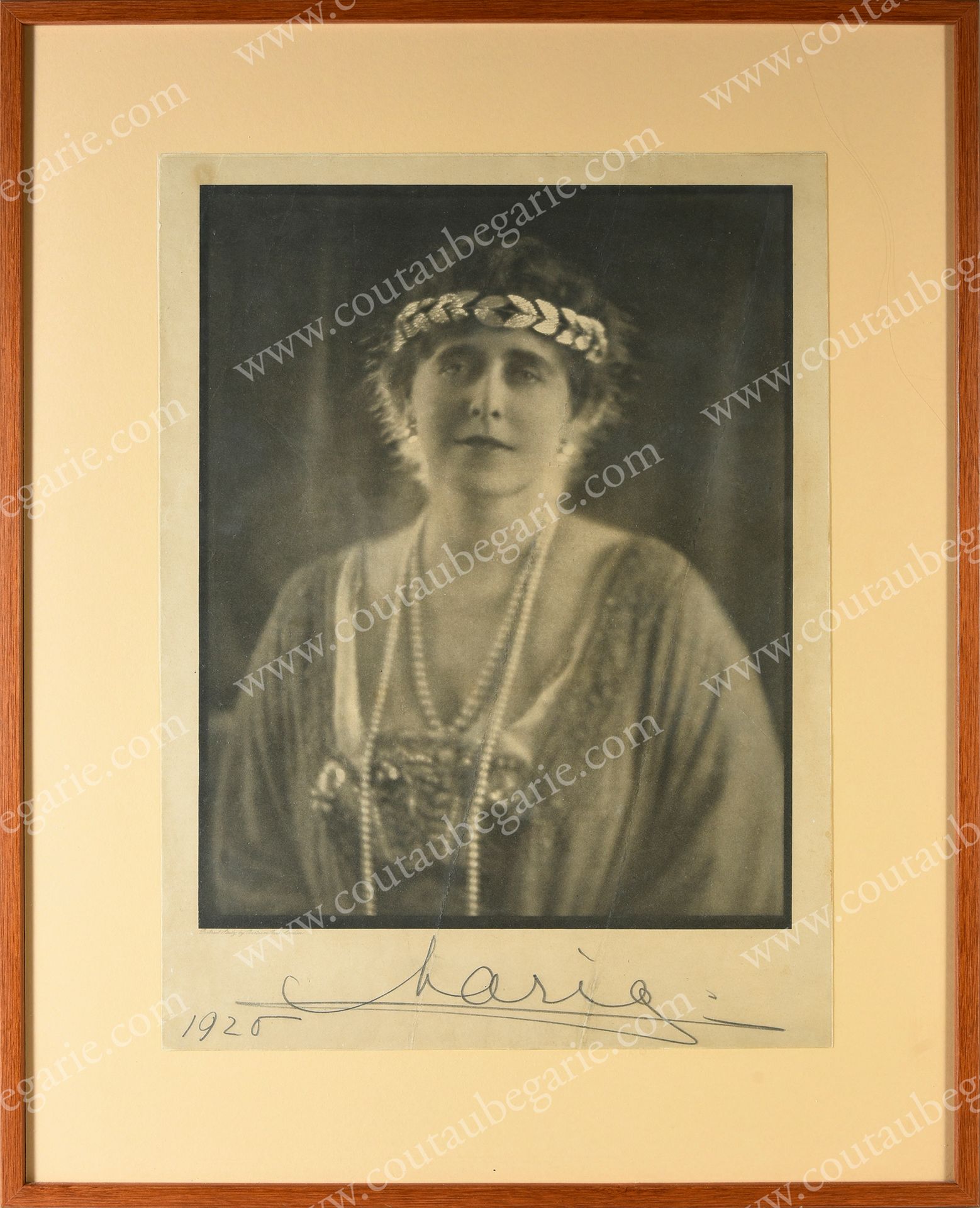 Null 玛丽，罗马尼亚女王（1875-1938），一张美丽的摄影肖像，由伦敦的贝特伦-帕克签名，展示了她戴着钻石头饰的正面姿势。打印在纸上，文件底部有她的亲笔&hellip;