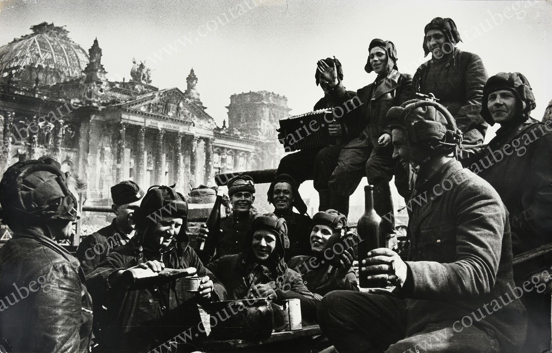 REDKIN Mark Stepanovitch (1908-1987). Soldats russes devant le Reichstag en ruin&hellip;