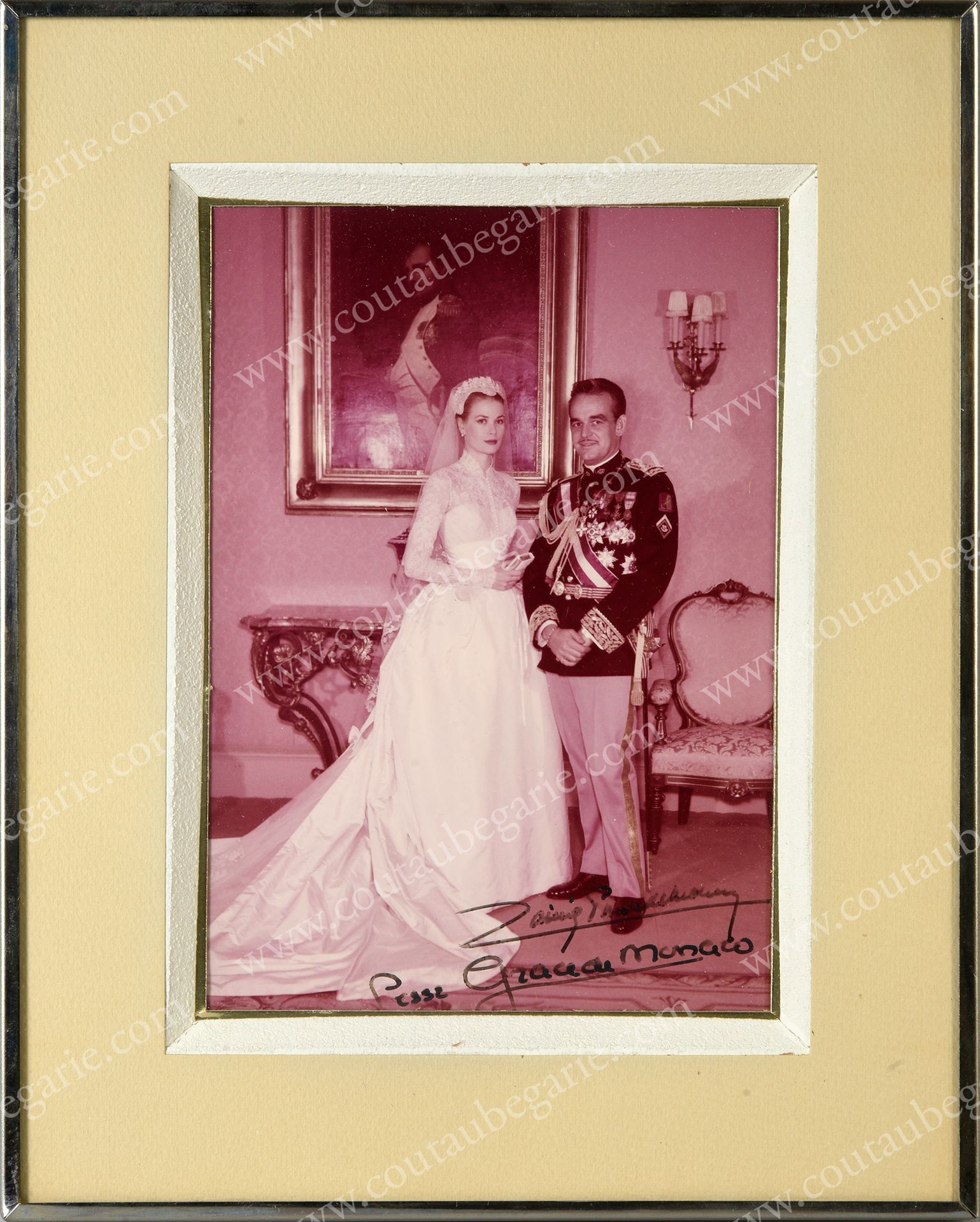 Null 雷尼尔和格蕾丝，摩纳哥的王子和公主，他们婚礼当天的彩色照片，文件底部有他们的亲笔签名："摩纳哥的雷尼尔王子，摩纳哥的格蕾丝公主"，保存在玻璃下的原银色&hellip;