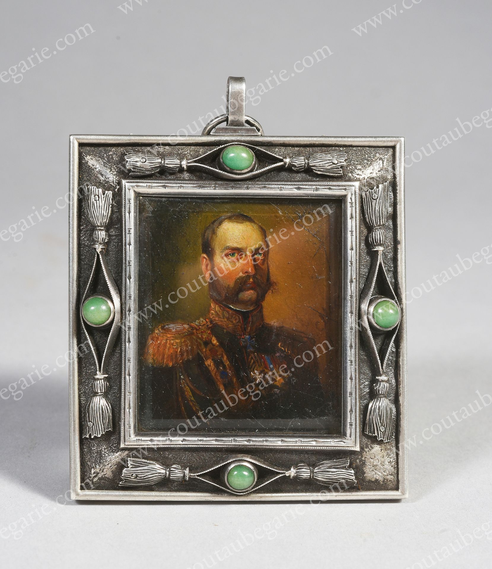 MAK (...) S. 皇帝亚历山大二世的肖像，穿着帝国军队的军官。
金属上的微型画，右上角有签名，保存在斜面玻璃下的长方形银框中，银框上有风格化的图案，镶嵌&hellip;