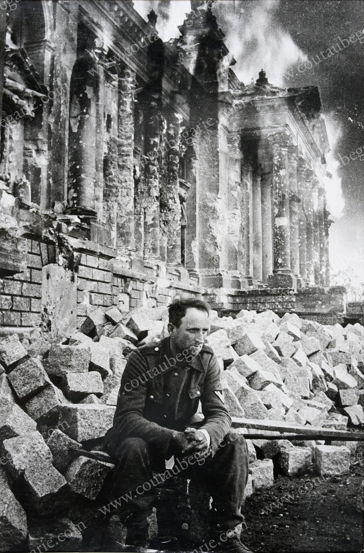 REDKIN Mark Stepanovitch (1908-1987). 德国士兵在燃烧的国会大厦前，柏林，1945年。
银版画。
H. : 60 cm - &hellip;