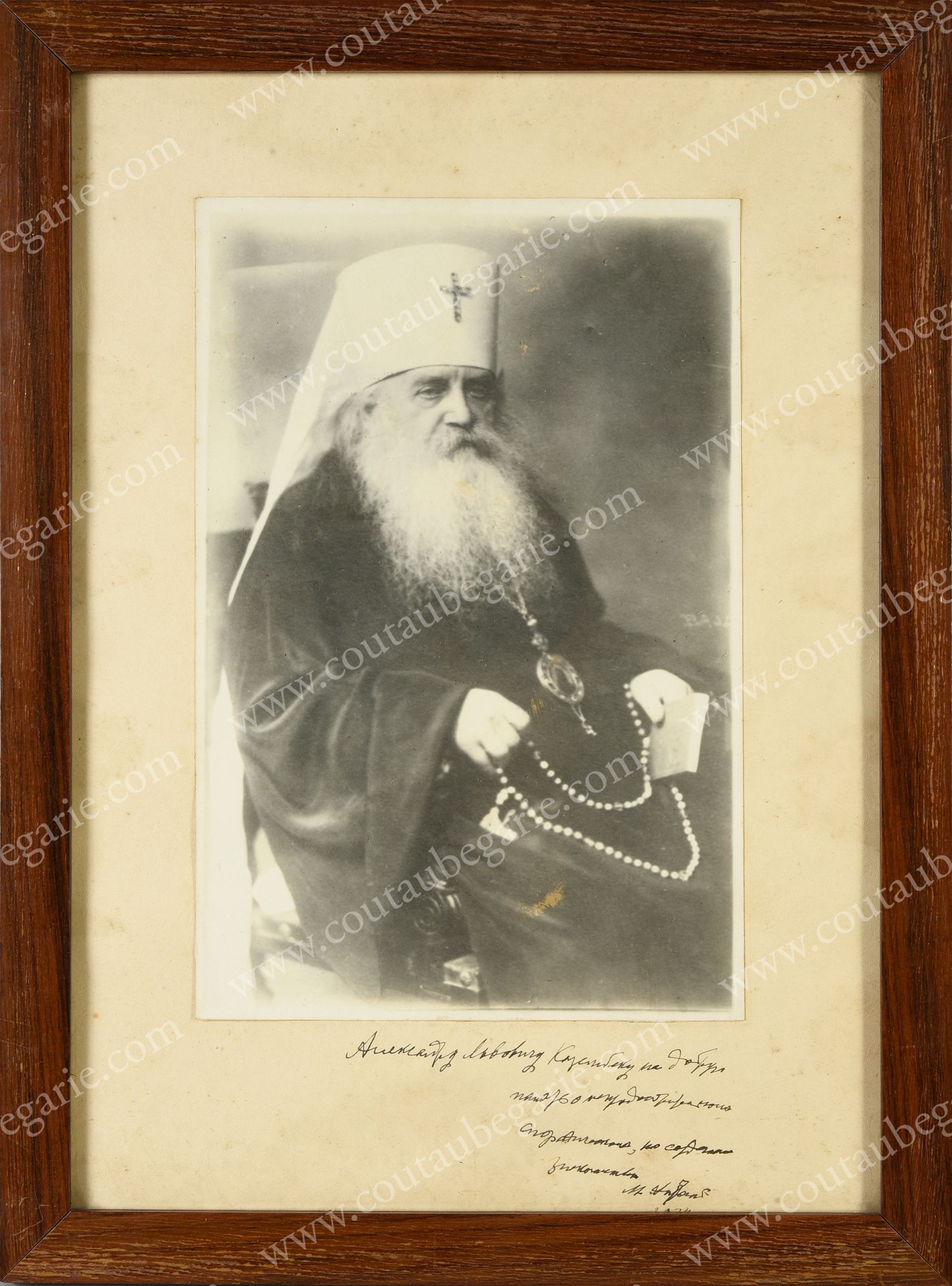 Null 安东尼，基辅大都会，流亡的俄罗斯东正教会的领导人（1863-1936）。
他在扶手椅上摆出的大照片，文件底部有他用西里尔字母签名的亲笔献词："致亚历山&hellip;