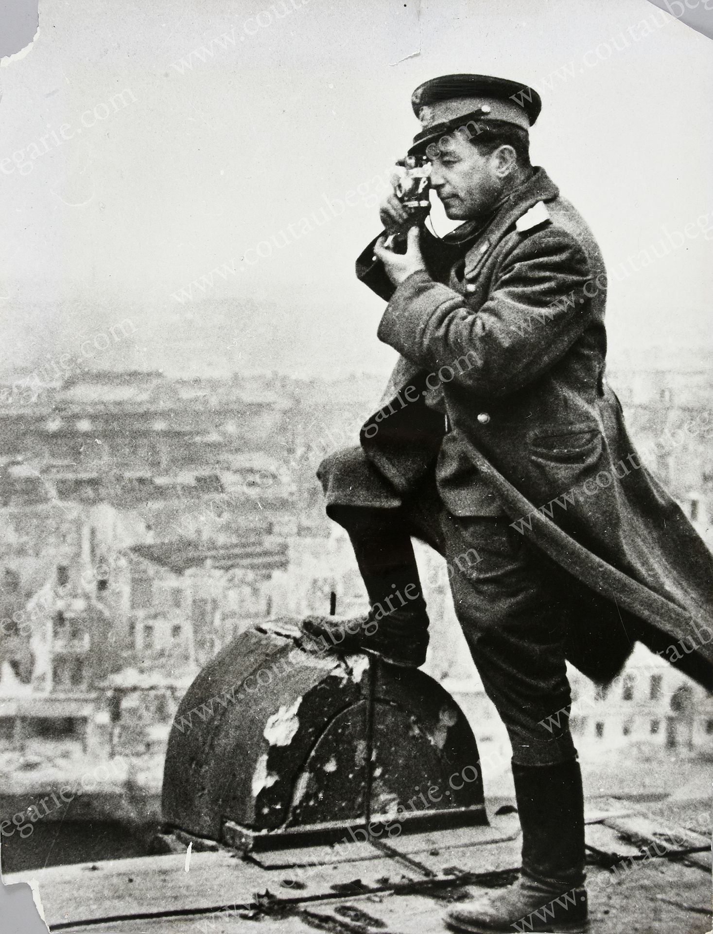 INCONNU. 摄影师马克-雷德金（1908-1987），1945年5月2日在柏林国会大厦的屋顶上。
银版画。
H. : 60, 5 cm - W. : 44&hellip;
