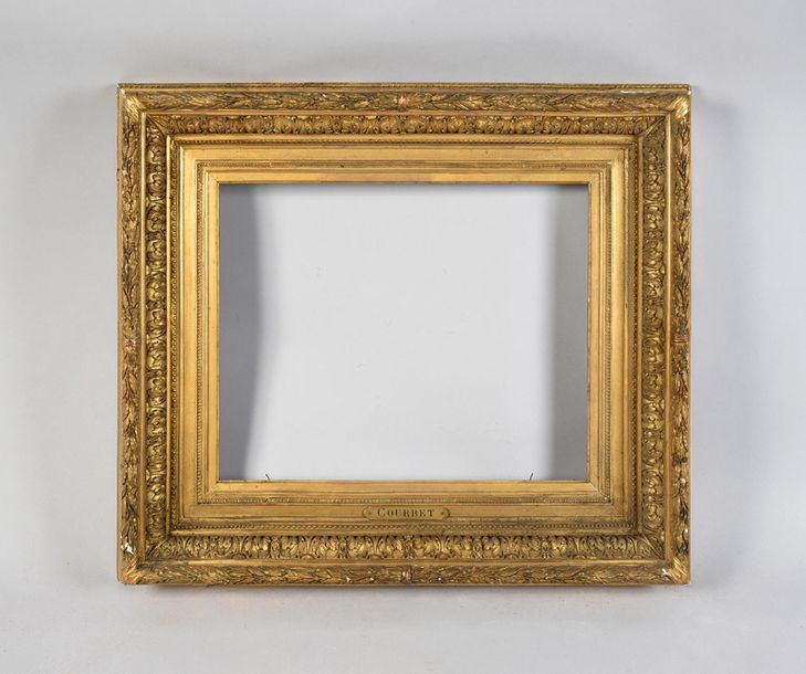Null Beau cadre en bois et stuc doré dit Barbizon, porte un cartel « Courbet ». &hellip;
