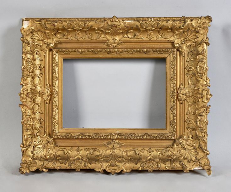 Null Cadre en bois et stuc doré à décor Bérain, époque Napoléon III. Accidents 
&hellip;
