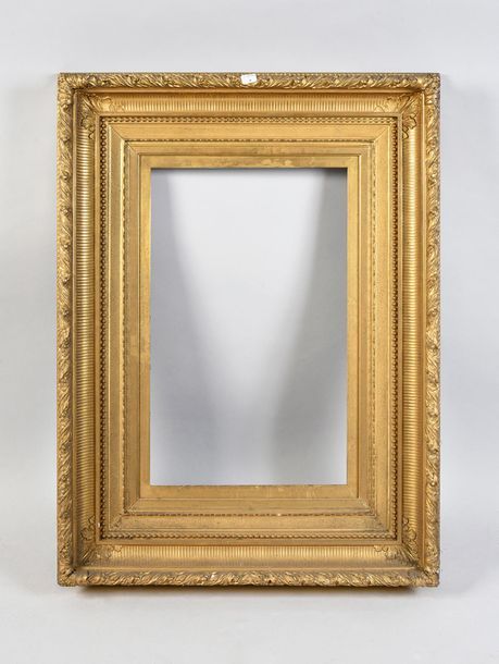 Null Wooden frame and gilded stucco with channels decorated with pearl grapes, 1&hellip;