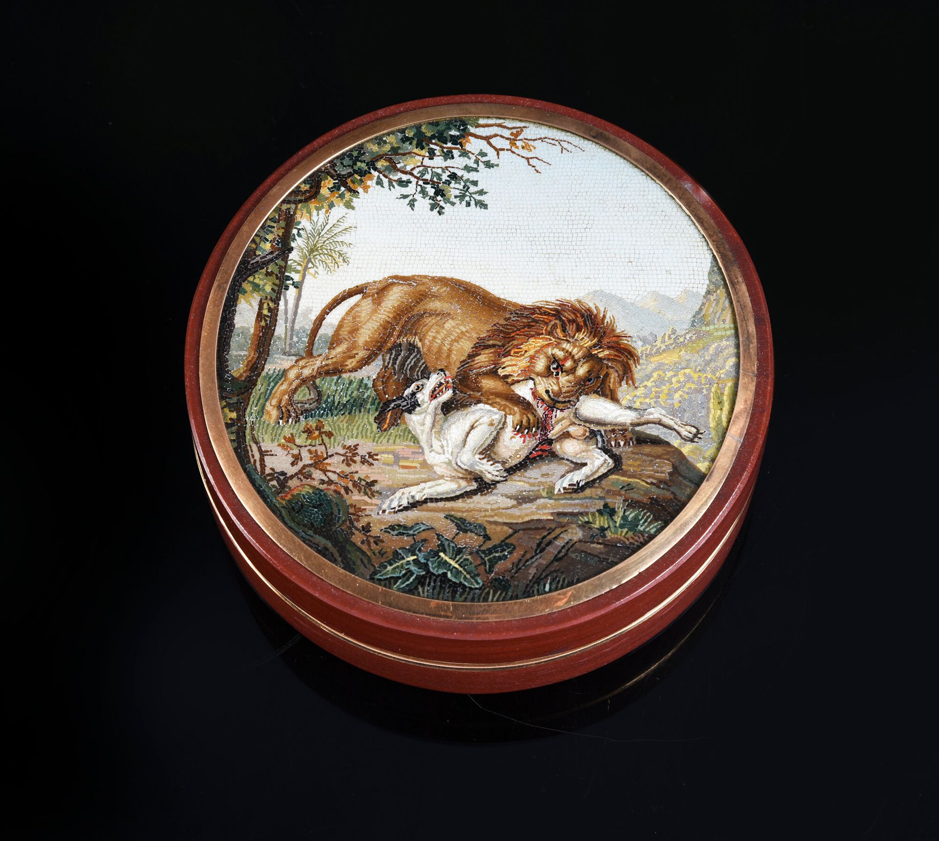 Null 
盖子上饰有微马赛克奖章，描绘了一只狮子和一只狗在打架。这个装饰是对约翰-温泽尔-彼得（Johann Wenzel Peter，1742-1829）的&hellip;