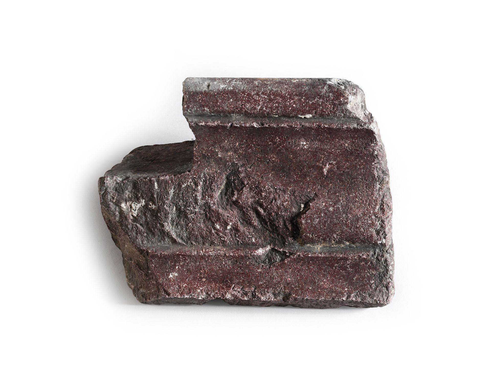Null Architectural element made of Egyptian porphyry.
H.: 30 cm; W.: 22 cm, L.: &hellip;