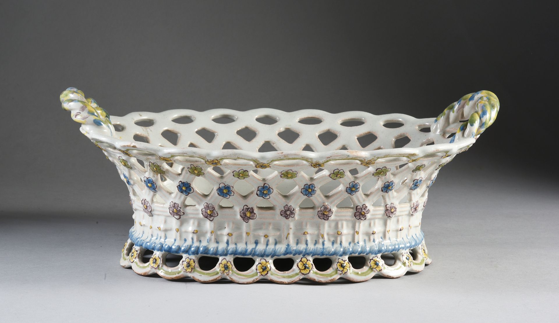 SAMADET, XVIIIe siècle. 
Earthenware basket, oval in imitation of openwork baske&hellip;