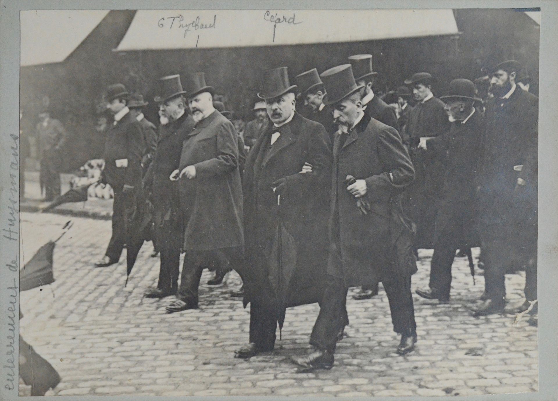 [HUYSMANS, Joris-Karl]. Huysmans的葬礼。原始时期的照片。1907年5月15日，巴黎。
见第8页插图
非常罕见的照片，拍摄于Jor&hellip;