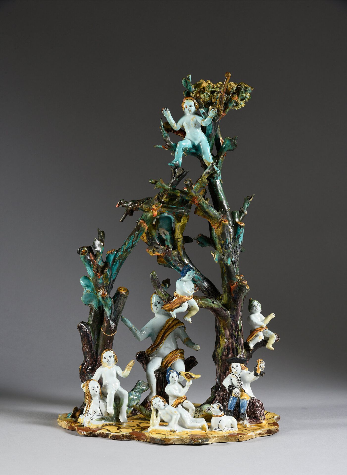 ALLEMAGNE ?, XVIIIe siècle 
陶器群，雕奧爾菲斯坐在樹幹上，周圍有許多奇異的人物和動物，兩棵樹上有人物、鳥類和巢，橢圓形底，有白色、赭&hellip;