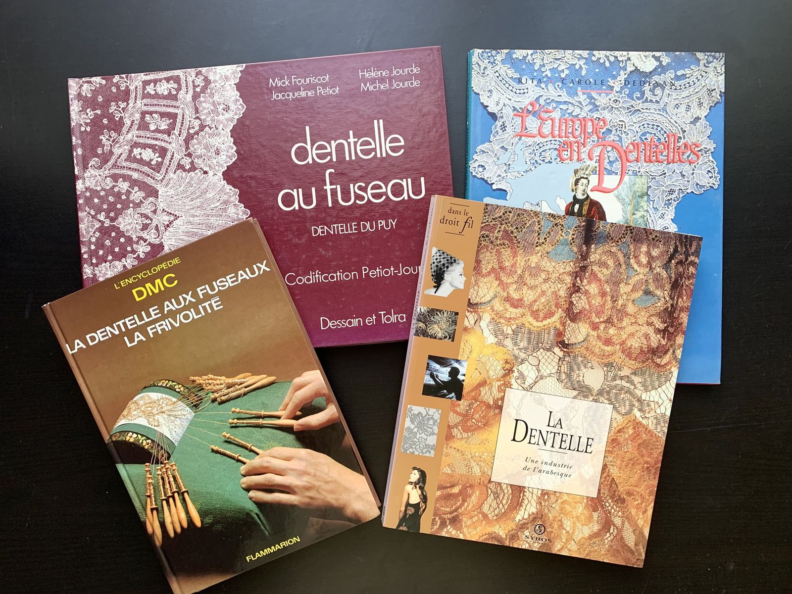 Null 四本关于花边的法文书籍。
两本关于花边技术的书籍《Dentelle au fuseau - Dentelle du Puy》和《La dentelle&hellip;