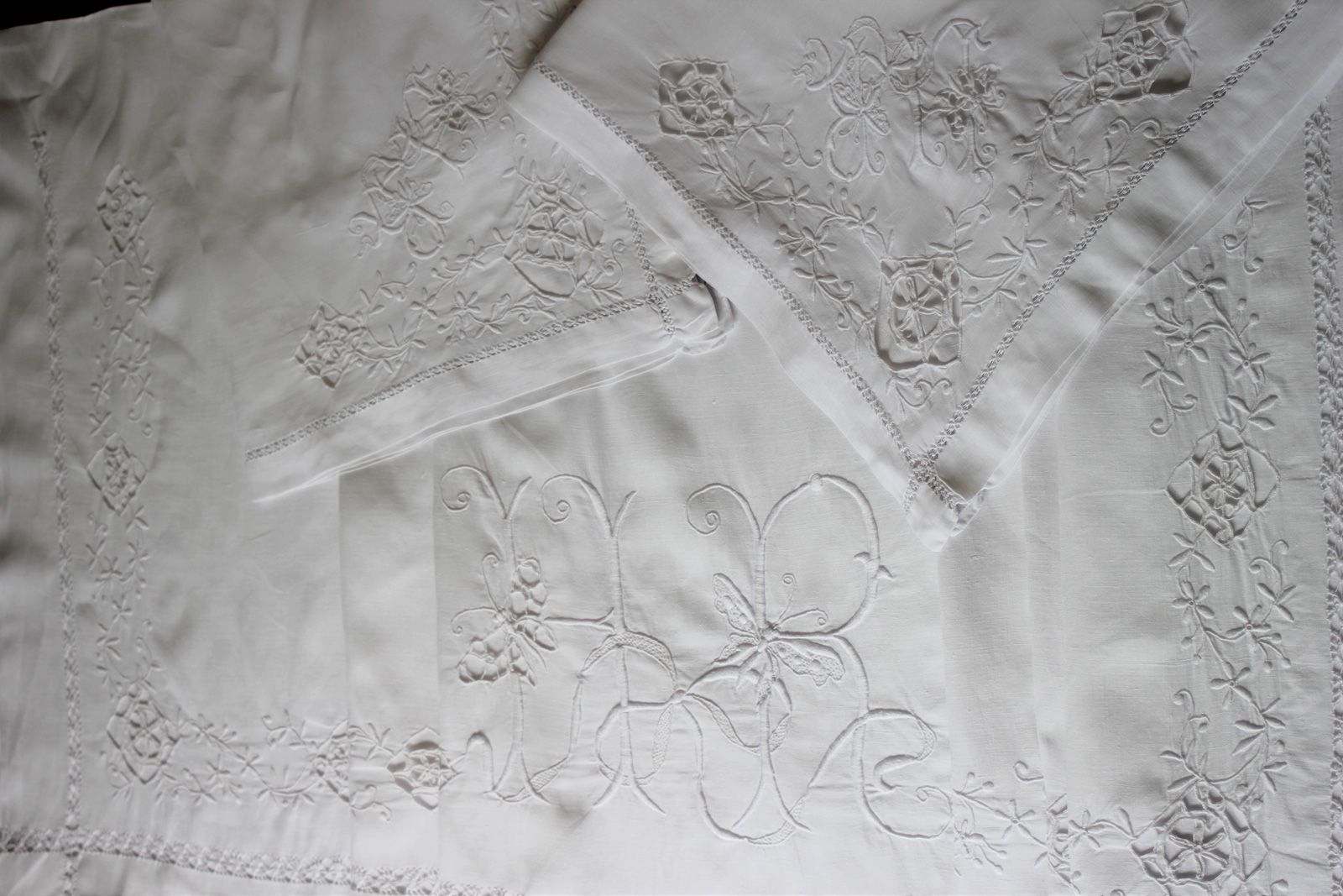 Null 绣花床具，床单和枕套，19世纪末。
，床单和枕套上有优雅的刺绣线纹，床单上有精美的树枝楣，上面有精致的花朵和叶子，上面有勋章，大而精致的刺绣人力资源图&hellip;