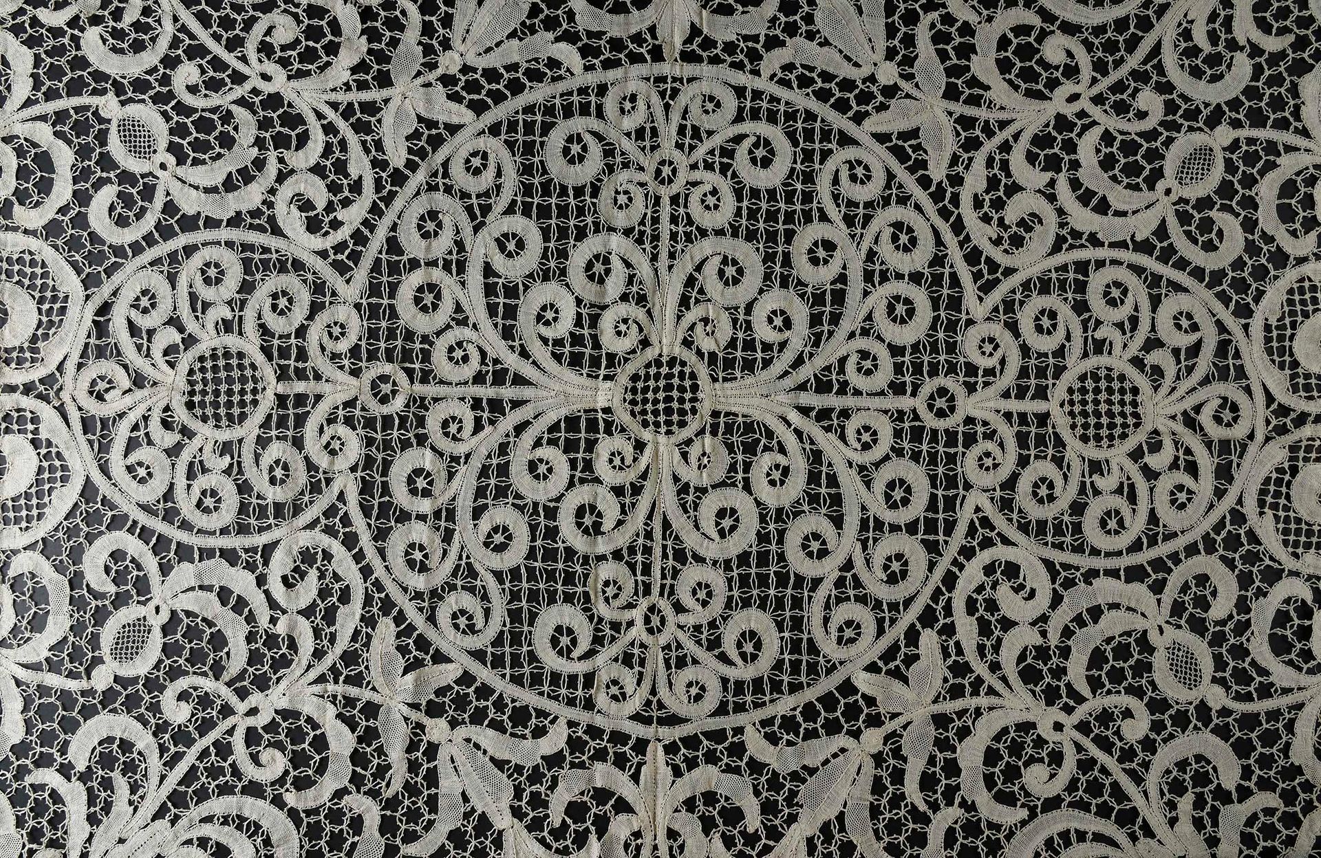 Null 桌布或波纹花边的大面板，比利时，20世纪上半叶。
，和原来的标签一样新，用米色亚麻布，有从桌布中心辐射出来的花朵装饰，四个扇形的边框。
Dim. 2,&hellip;