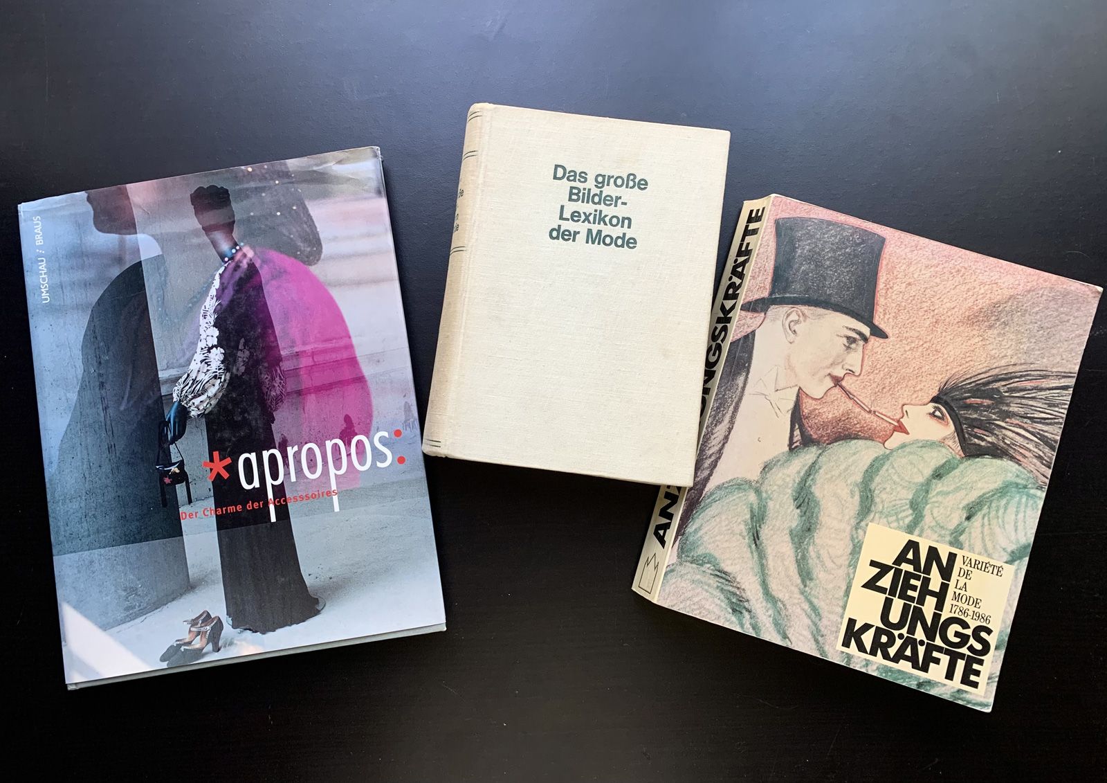 Null Three books in German about fashion and fashion accessories.
"Das grosse Bi&hellip;