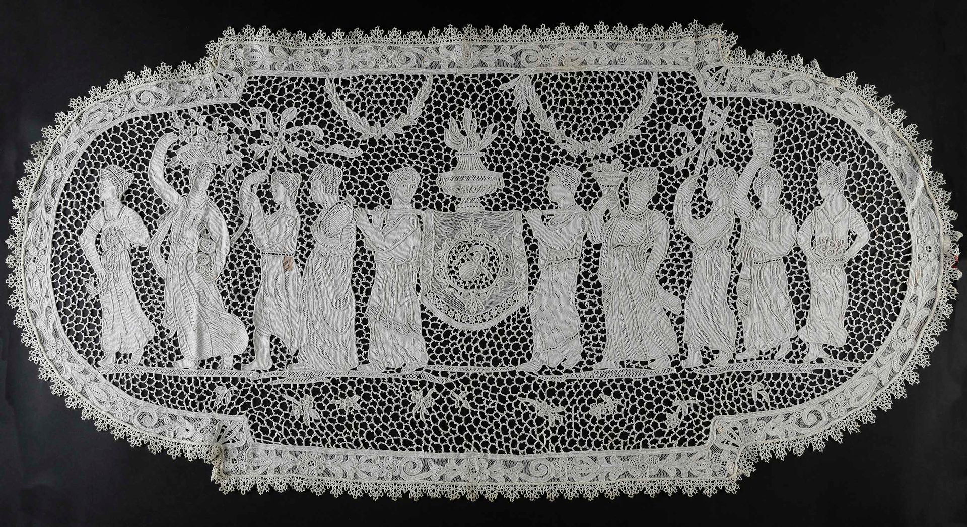 Null Center and table runners, bobbin lace surround, Belgium, 1st half of the 20&hellip;