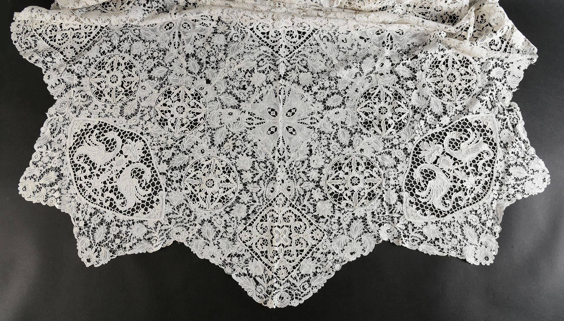 Null Lace tablecloth, spindles and needle, Belgium, early 20th century.
Round sh&hellip;