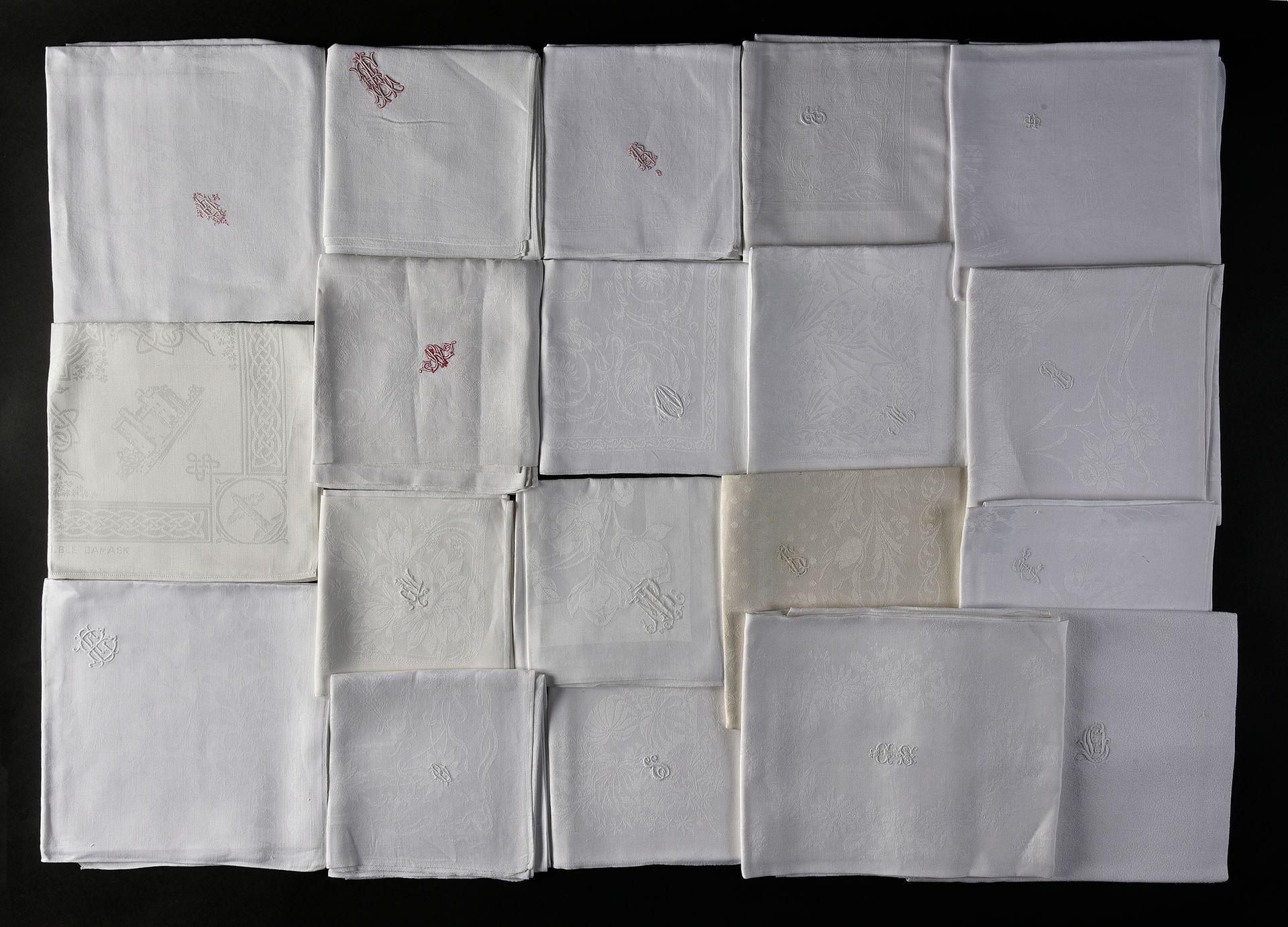 Null 大马士革餐巾纸，19世纪和20世纪初。
20张带有花卉或动物装饰的餐巾纸，其中大部分是白色的图案，四张红色的图案，还有一张角落里的长椅，包括一张装饰有&hellip;