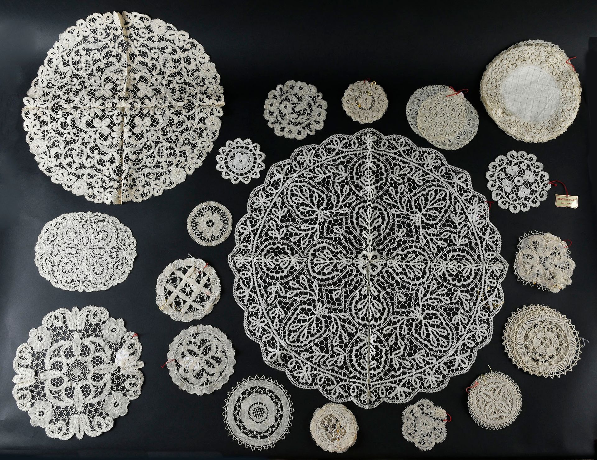 Null Placemats and saucers in bobbin lace, Belgium, 1st half of the 20th century&hellip;